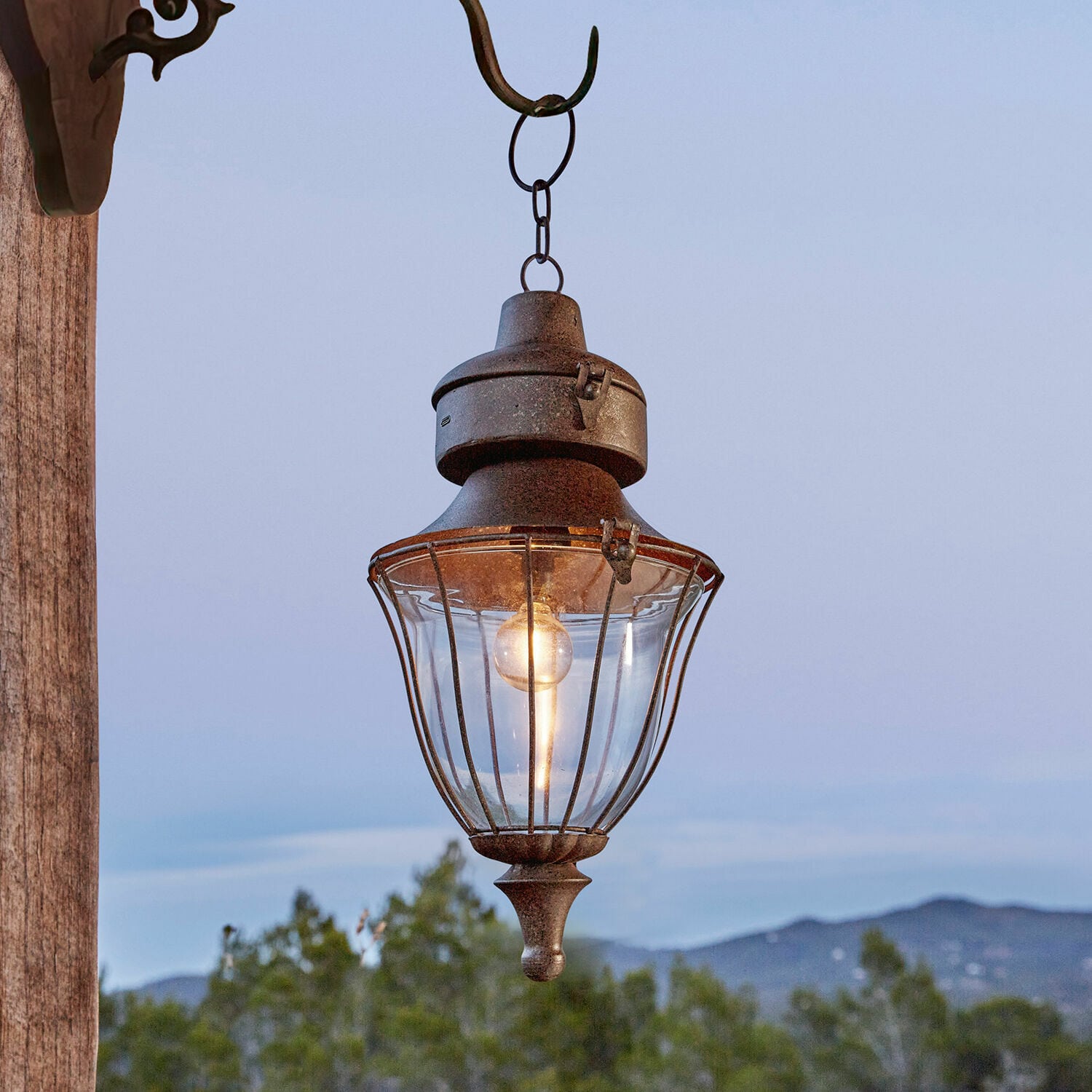Dobíjecí LED lucerna Gambier Venkovní závěsná lampa z rezavého kovu s průhledným sklem a LED žárovkou