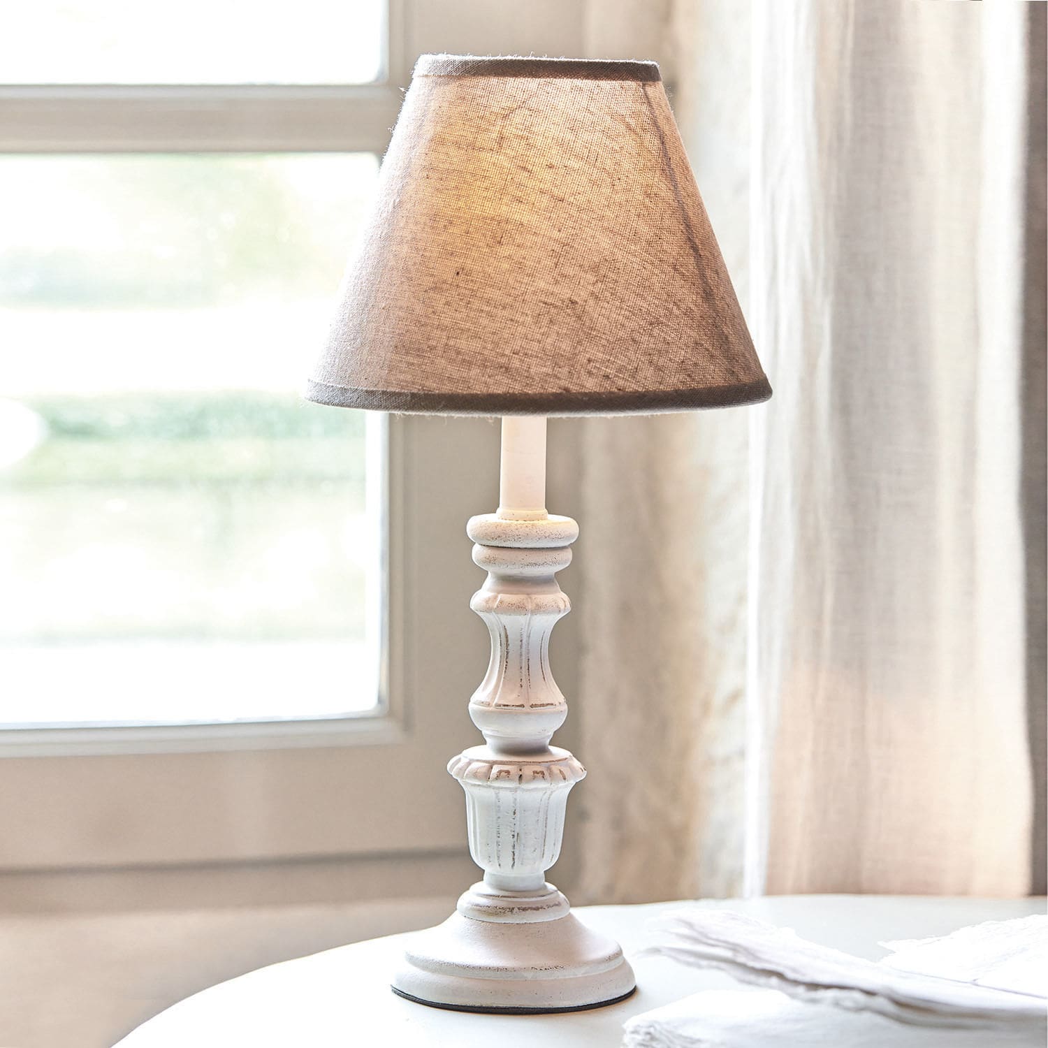 Stolní lampa Créteil Bílá stolní lampa s béžovým látkovým stínidlem, dekorativní lampa do obývacího pokoje nebo ložnice