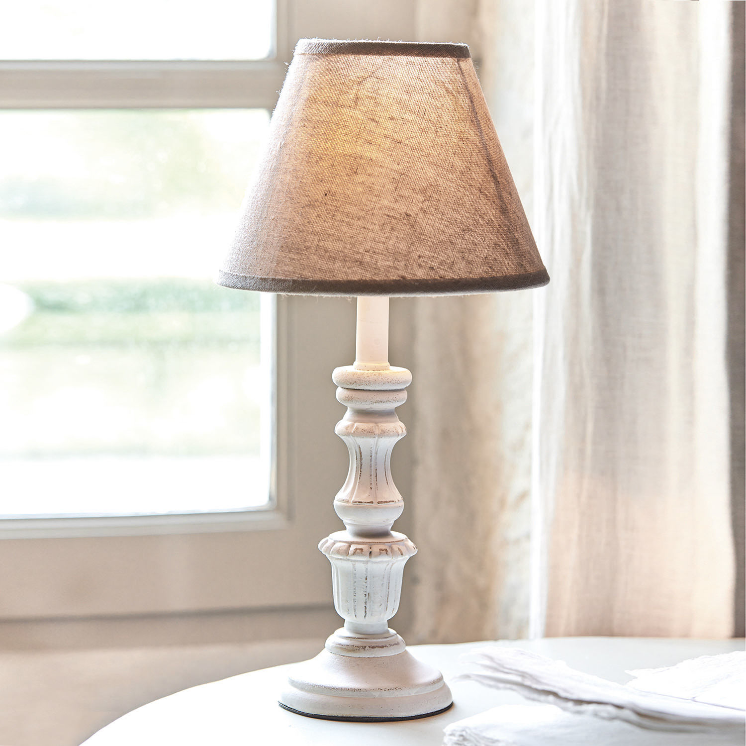 Stolní lampa Créteil Bílá stolní lampa s béžovým látkovým stínidlem, dekorativní lampa do obývacího pokoje nebo ložnice