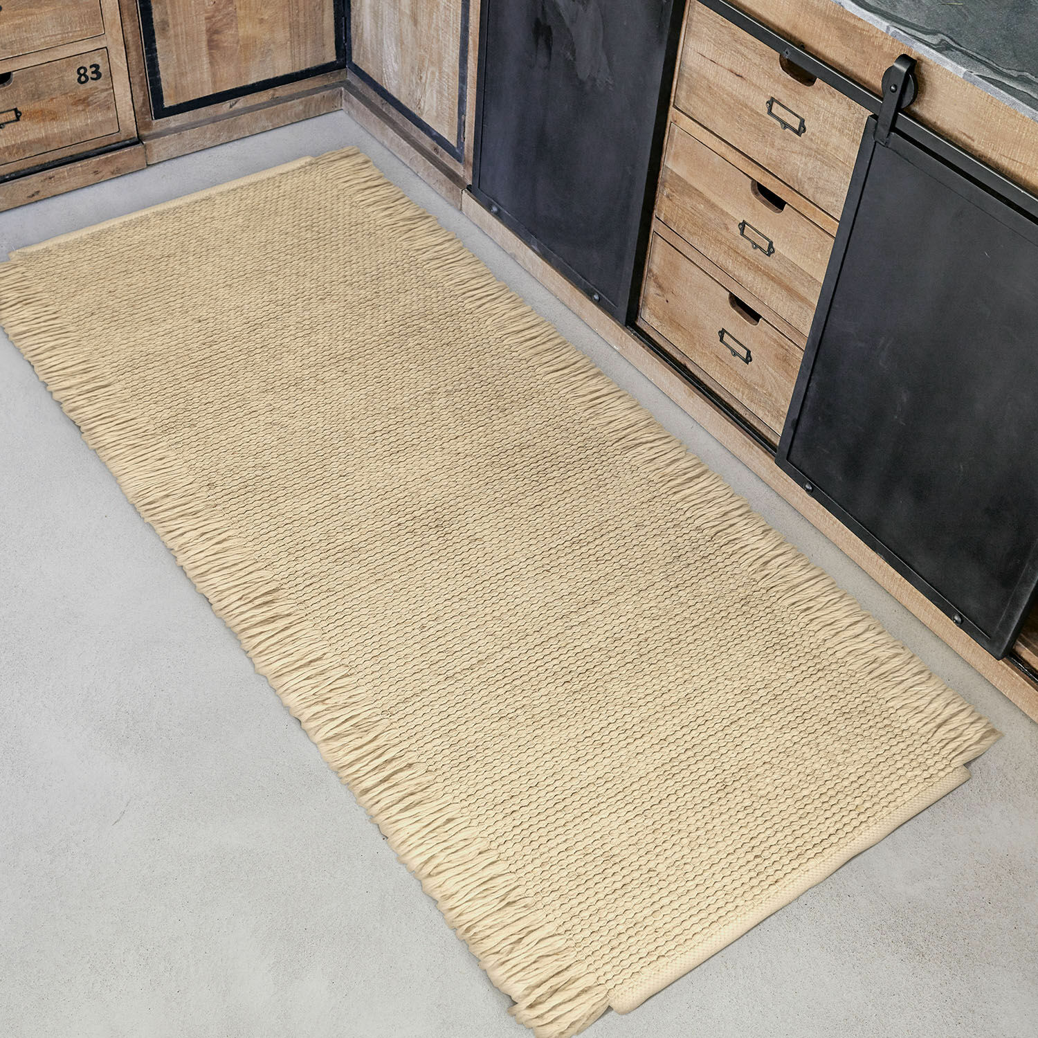 Běhoun Levraut Béžový koberec s třásněmi z přírodního materiálu na podlaze kuchyně, interiérová dekorace