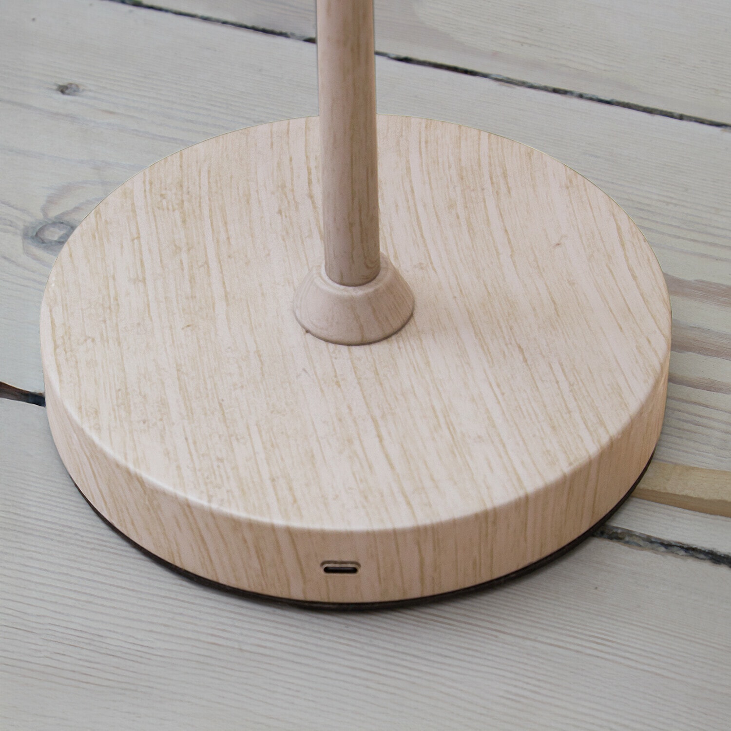 Dobíjecí stojací lampa Sylvainie