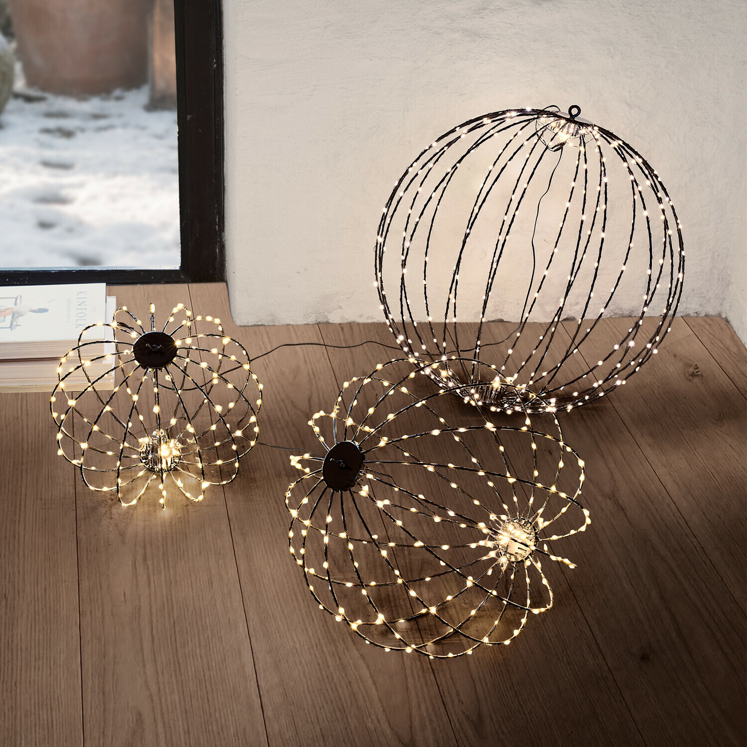 LED koule, 3dílná sada Brilliante Dvě dekorativní LED světelné koule v teplé bílé barvě na podlaze moderního obývacího pokoje
