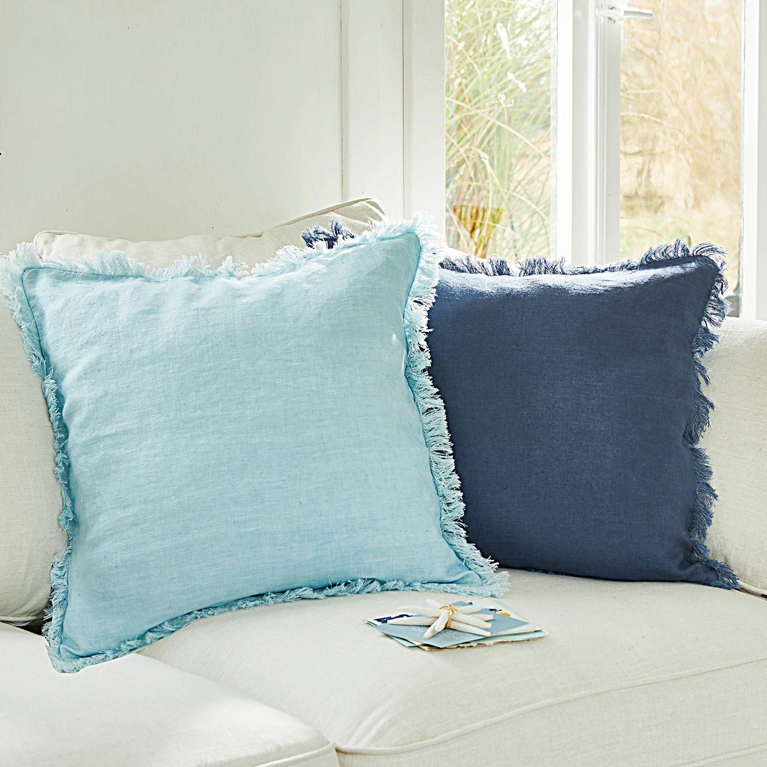 Povlaky na polštářky, 2dílná sada Quebo Sada dvou lněných dekorativních polštářů světle modré a tmavě modré barvy s třásněmi na pohovce