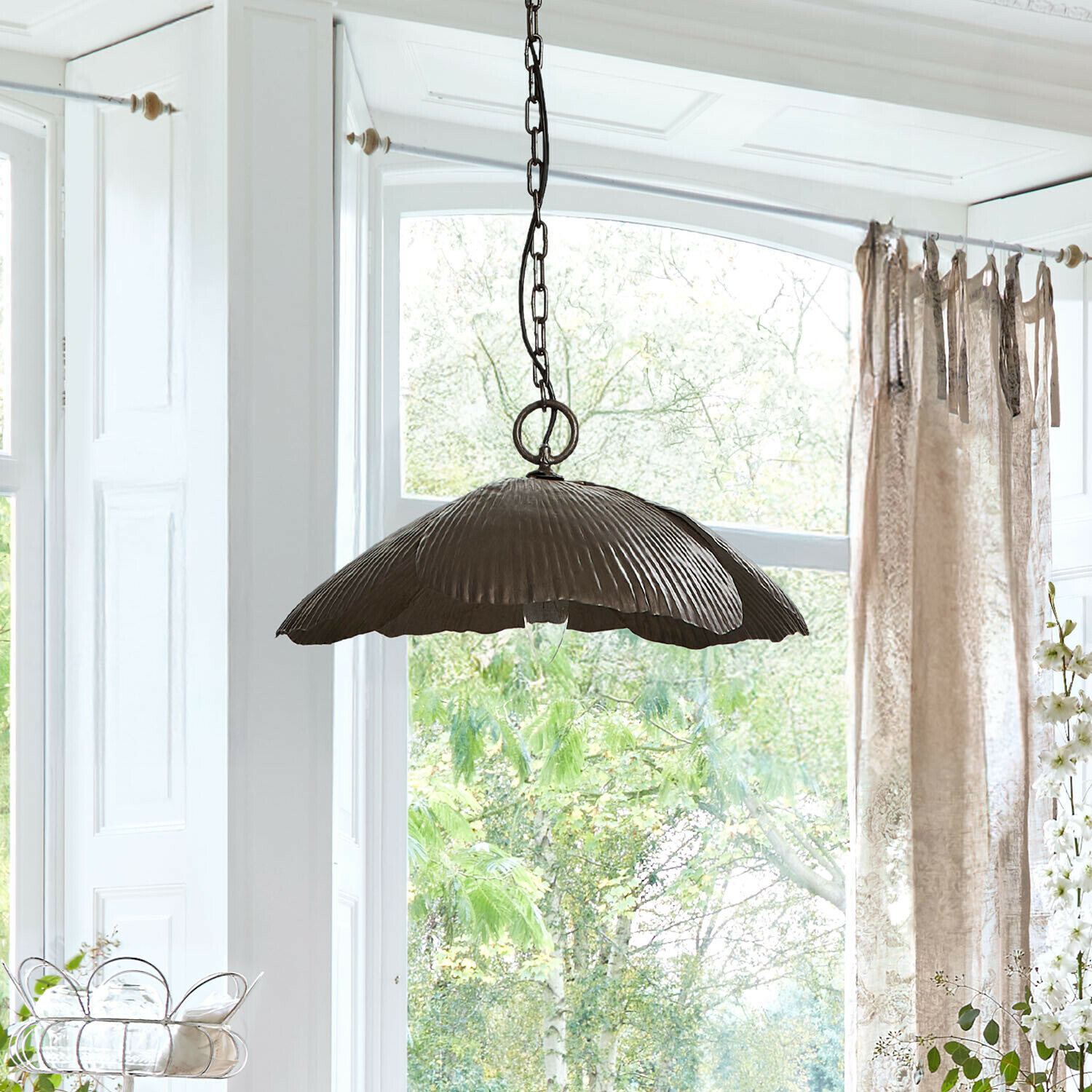 Závěsná lampa Jardin Élance Závěsná lampa z tmavě šedého kovu ve tvaru listu, dekorativní osvětlení do světlého obývacího pokoje