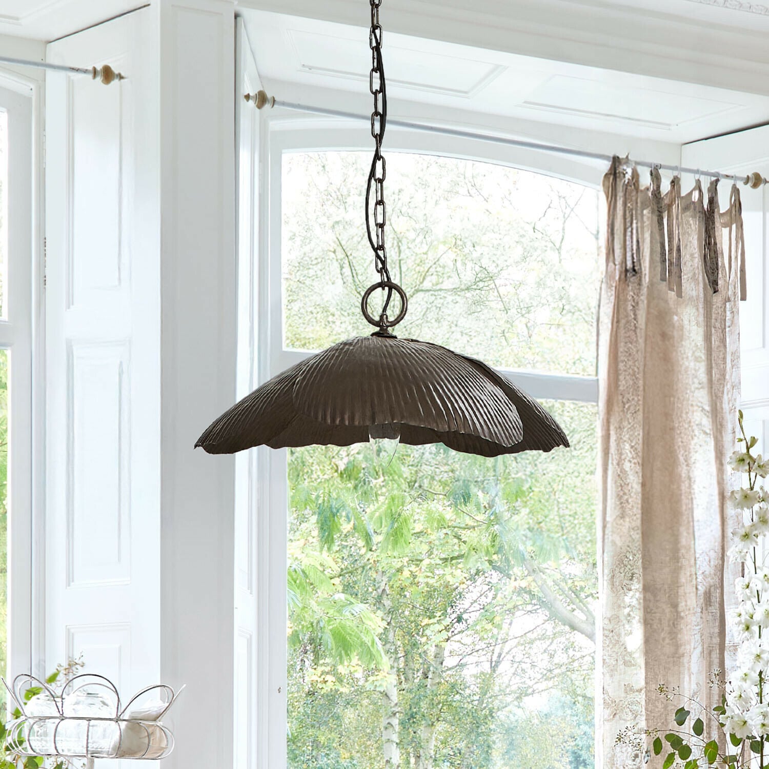 Závěsná lampa Jardin Élance Závěsná lampa z tmavě šedého kovu ve tvaru listu, dekorativní osvětlení do světlého obývacího pokoje