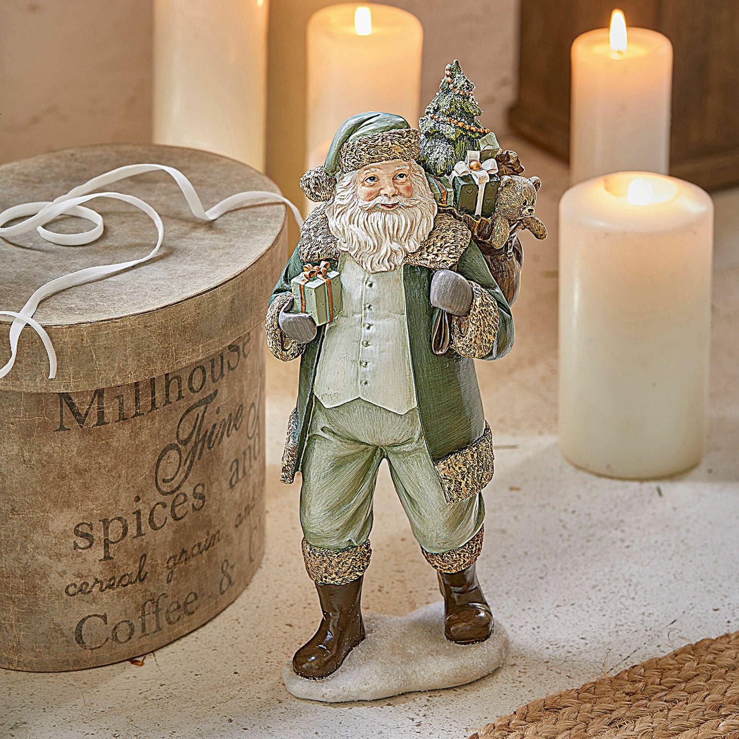 Dekorační Santa Claus Douilly Figurka Santa Clause v zeleném kabátě s dárky, vánoční dekorace z plastu