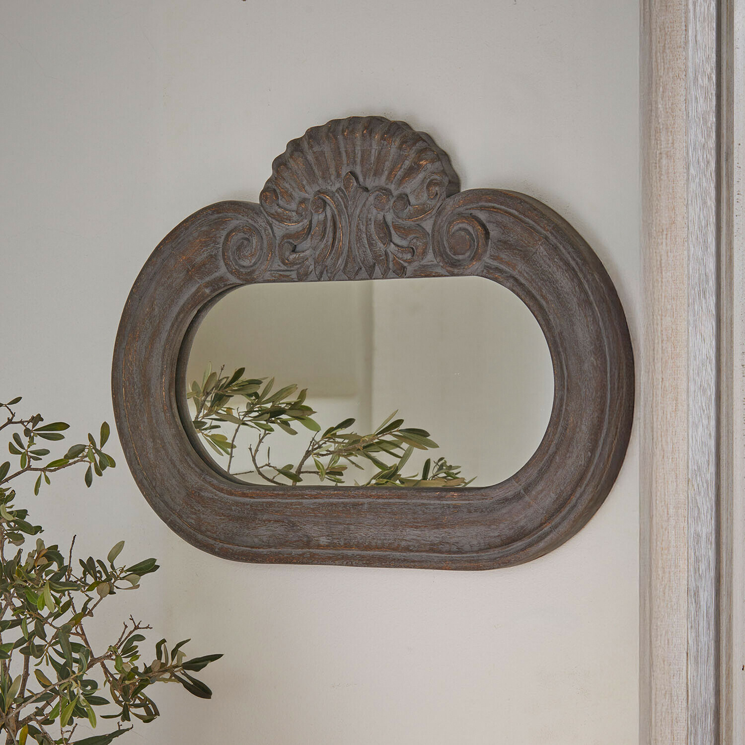 Oválné zrcadlo z tmavého dřeva s dekorativním vyřezávaným vzorem, vintage styl do obýváku
