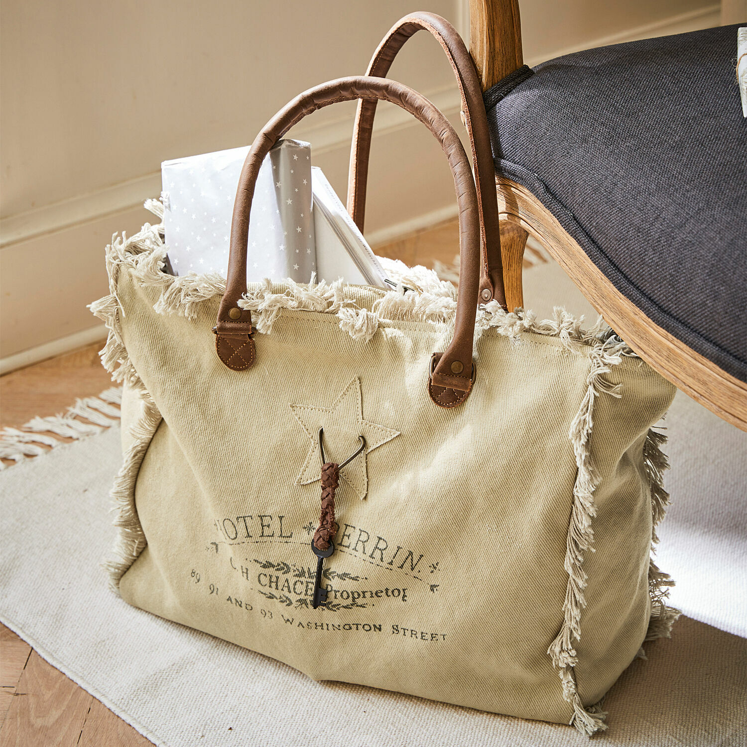 Béžová bavlněná taška s třásněmi a hnědými uchy, vintage styl, praktická nákupní taška
