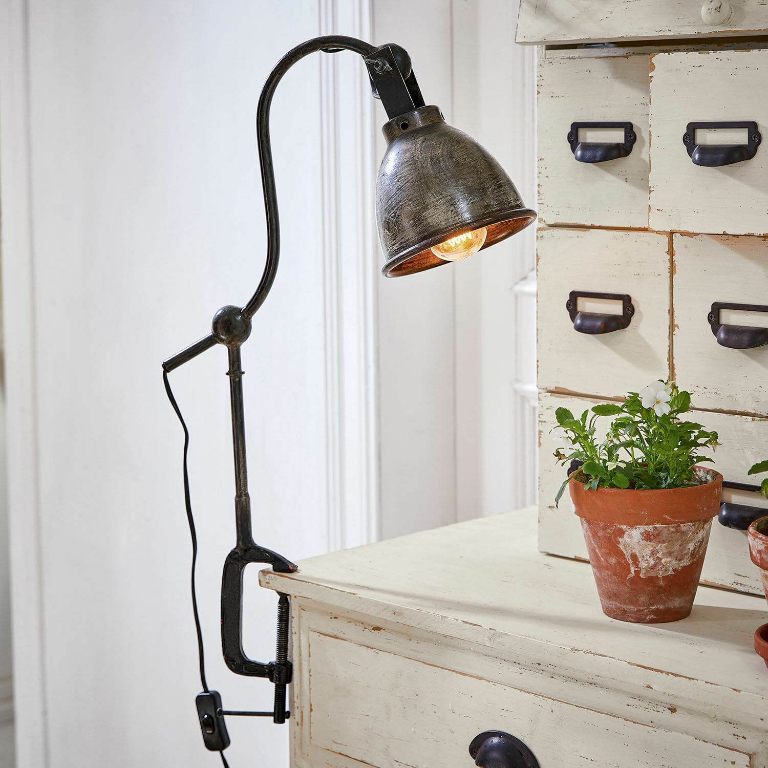 Lampa s klipem Parkville Černá kovová lampička s upínacím držákem, vhodná na stůl, industriální design