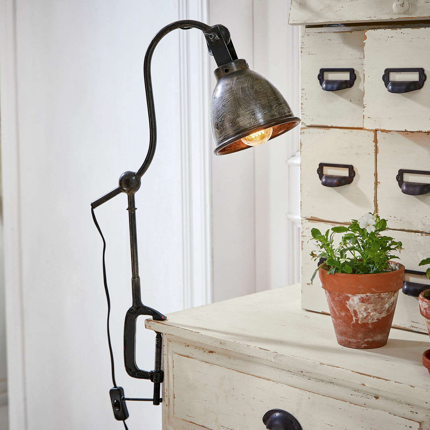 Lampa s klipem Parkville Černá kovová lampička s upínacím držákem, vhodná na stůl, industriální design