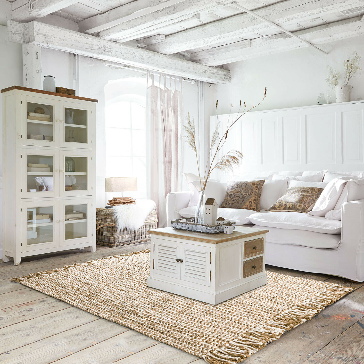 Koberec Yrundal Rustikální obývací pokoj s bílou dřevěnou skříní a konferenčním stolkem na jutovém koberci