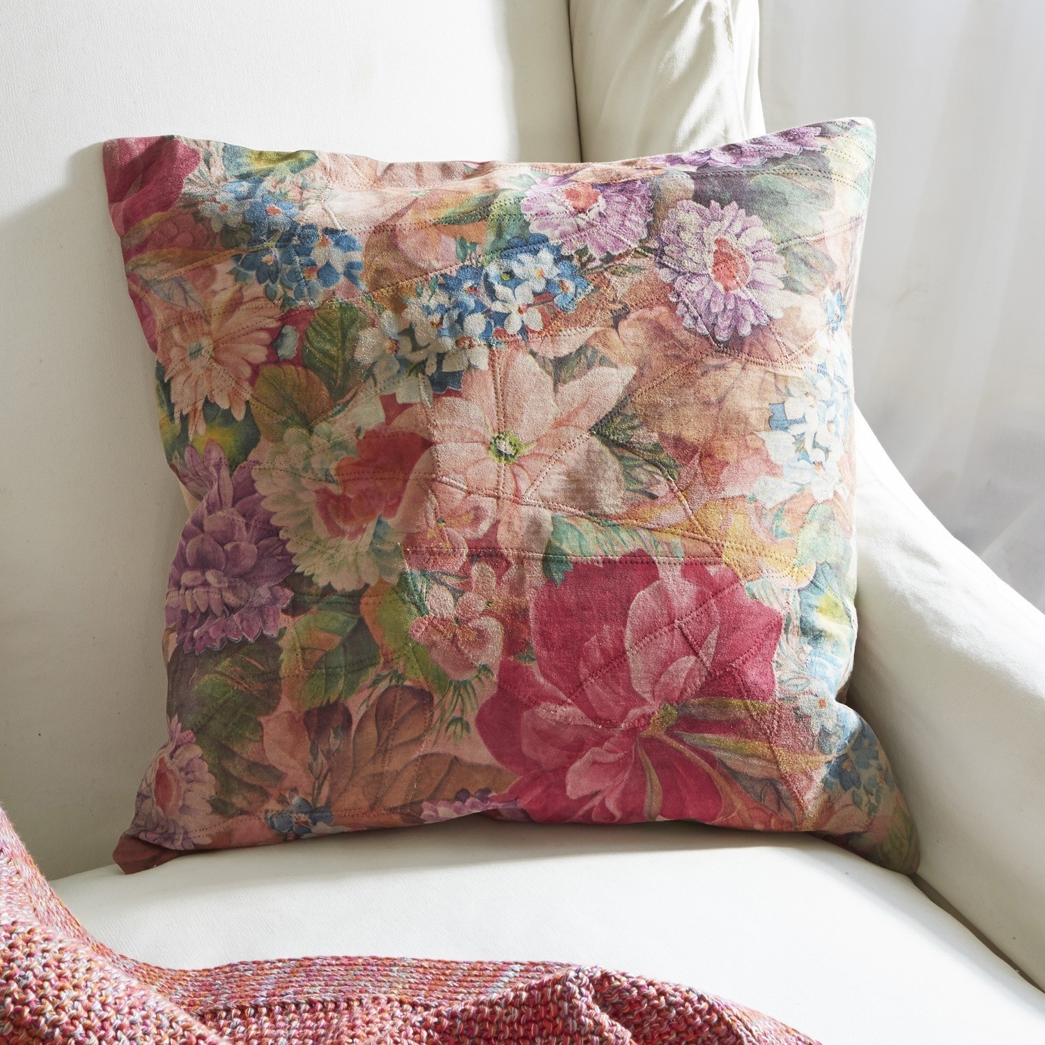 Polštář Fleurelie Barevný dekorativní polštář s květinovým vzorem na světlém podkladu, bytový textil do obýváku