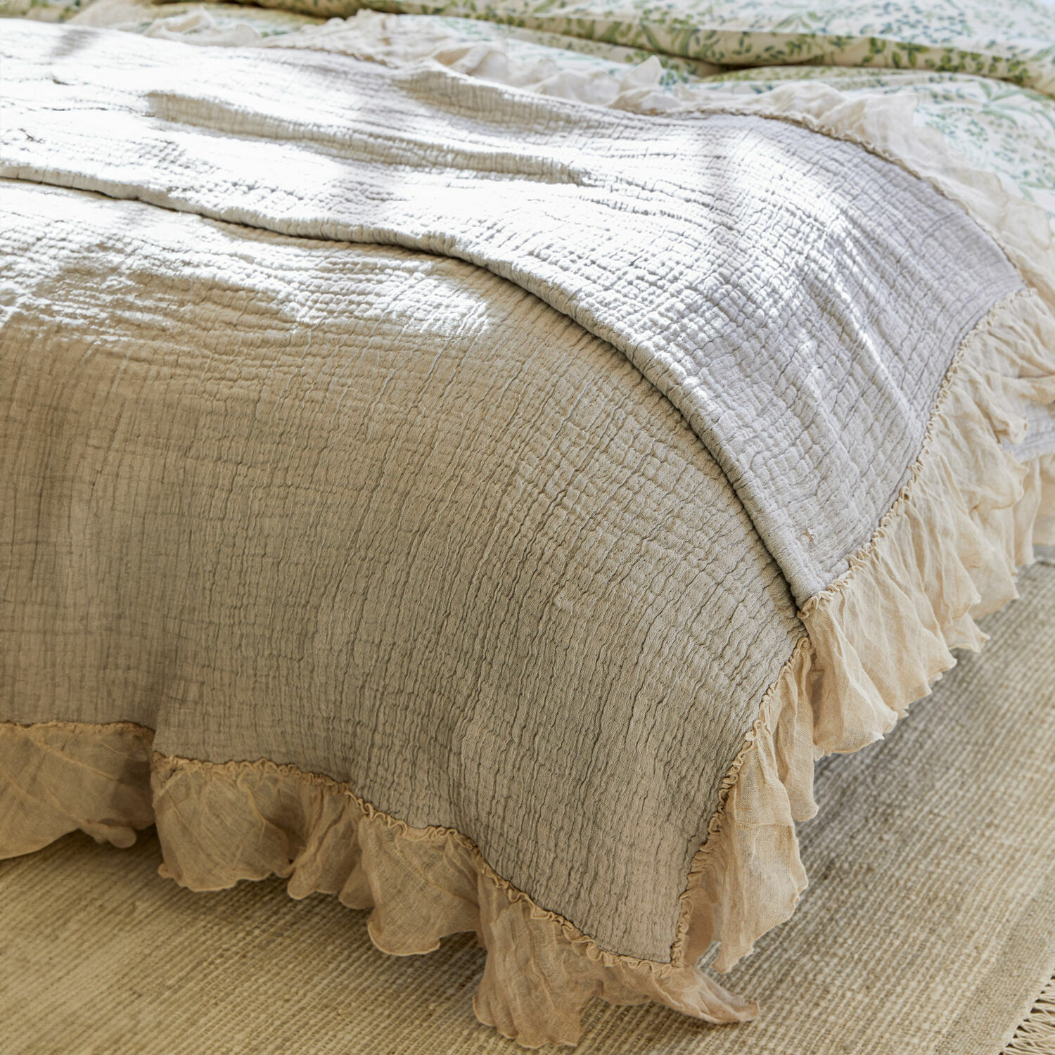 Přehoz Lure Béžový bavlněný přehoz na postel s volánky, měkký a dekorativní, ideální do ložnice