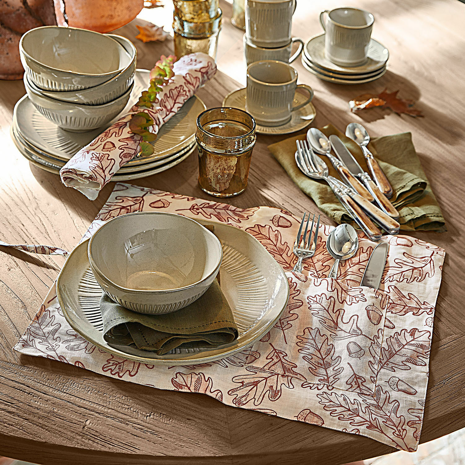 Prostírání, 2dílná sada Qubinal Sada béžového keramického nádobí s talíři a miskami na dřevěném stole s dekorativním ubrouskem