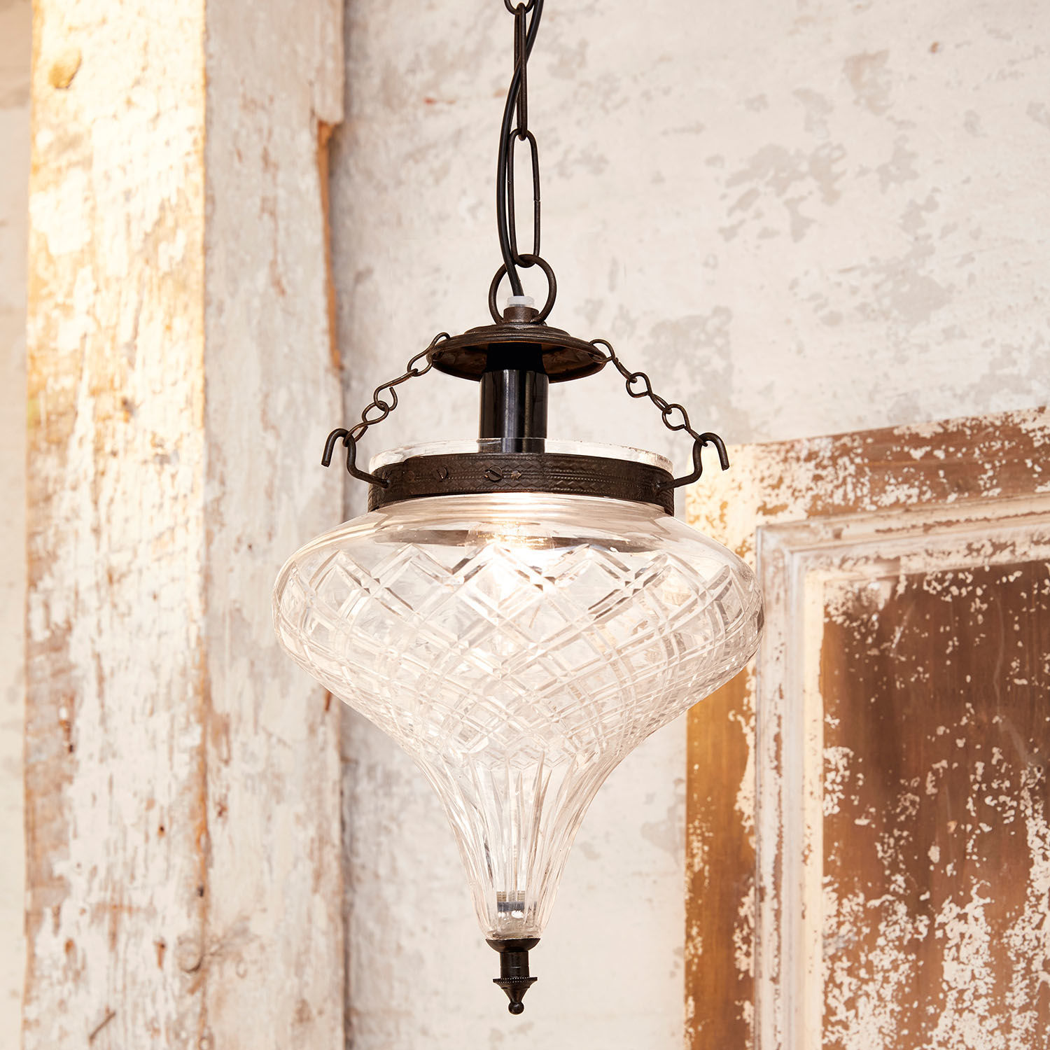 Závěsná lampa Gaidouras Skleněné závěsné svítidlo s kovovým držákem ve vintage stylu pro interiérový design