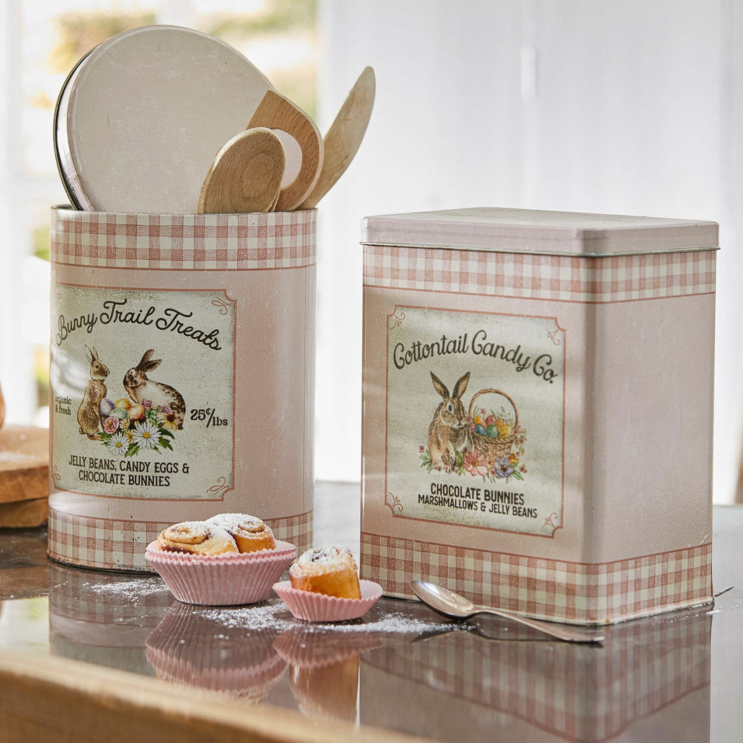 Dóza, 2dílná sada Cottontail Pastelově růžové kovové dózy s motivem králíka a kostkovaným vzorem, vintage kuchyňské doplňky