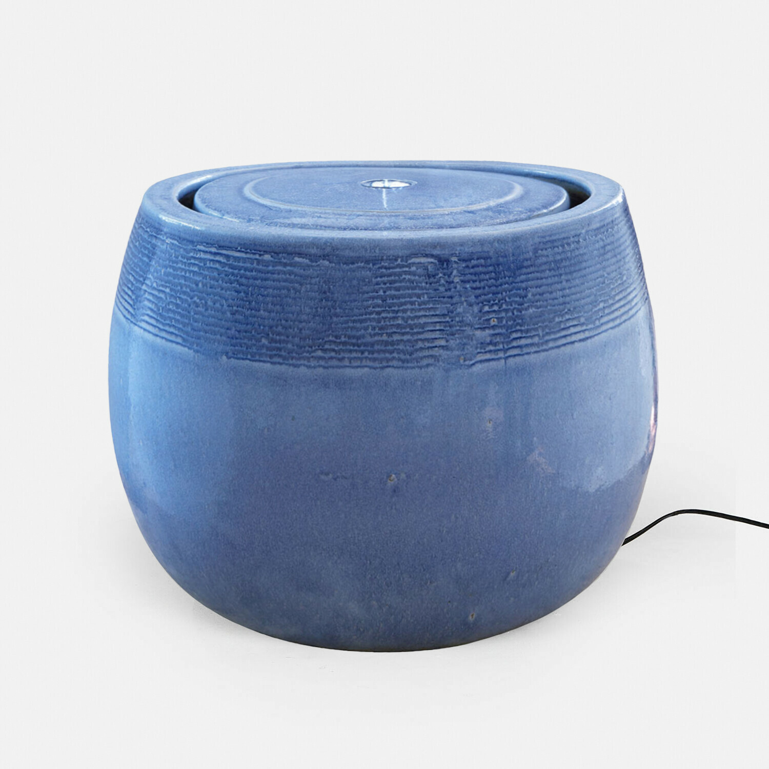 Modrý keramický fontán Seravia s jemnou texturou, vhodný pro zahradní a domácí dekoraci