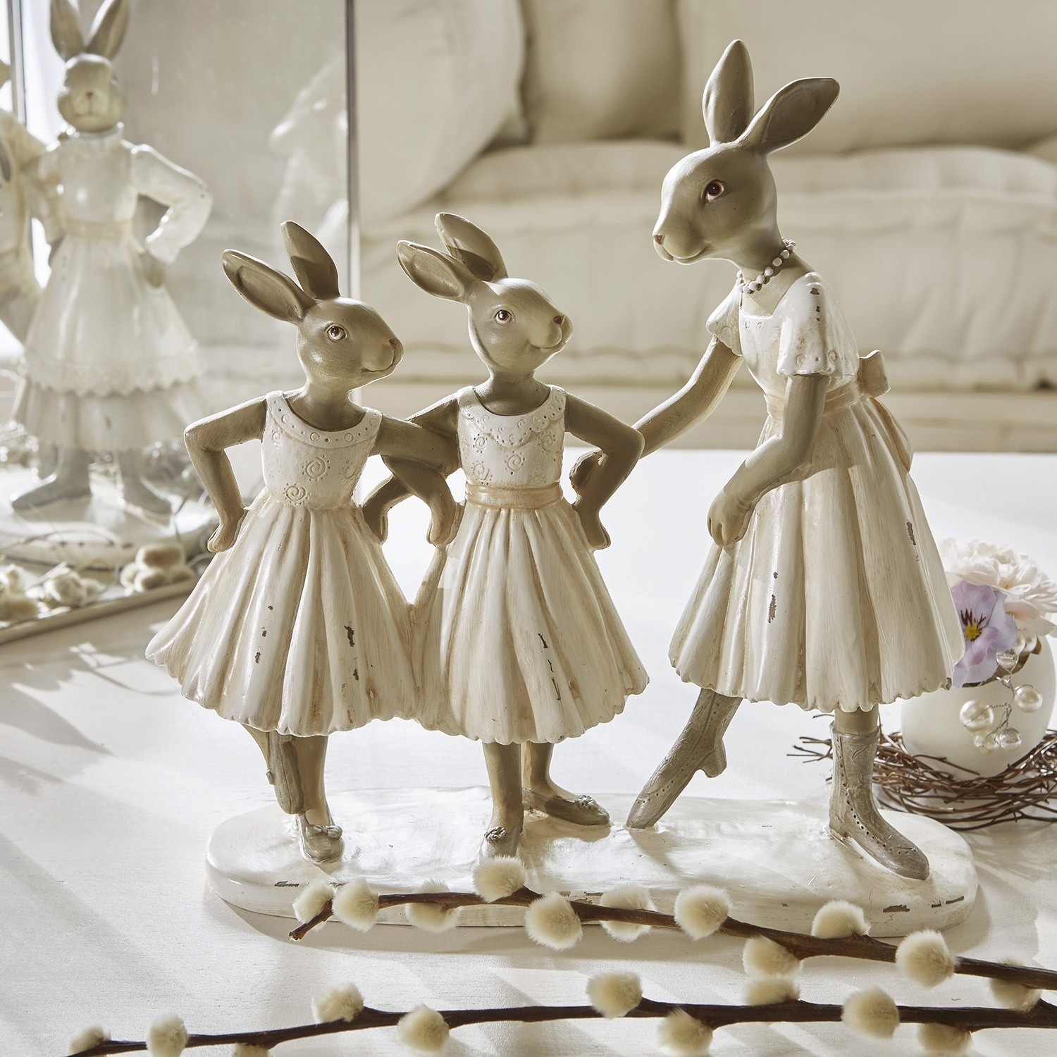 Zajíčci Danseuses Keramické figurky zajíců v krémových šatech jako vintage dekorace na stůl