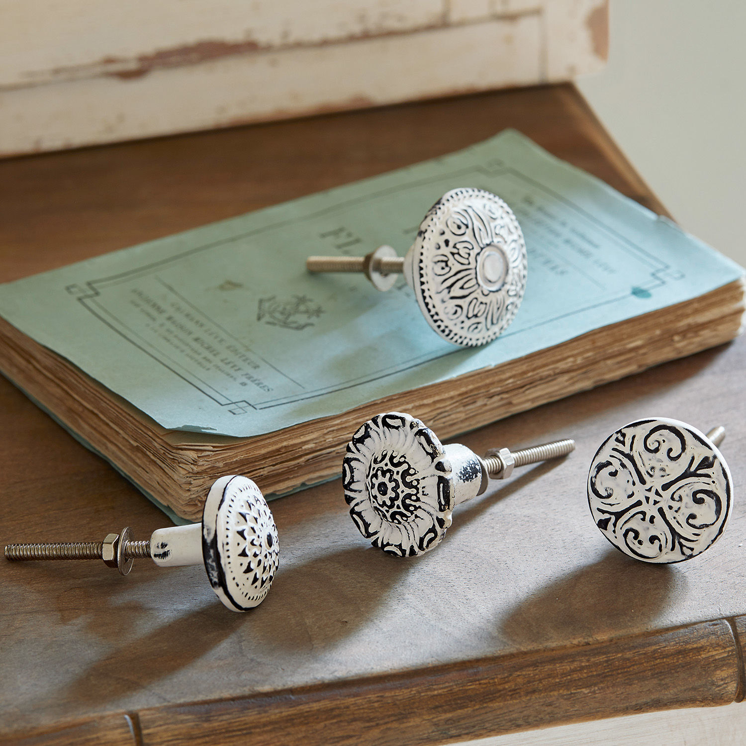 Úchytky ke komodě, 4dílná sada Mildred Sada čtyř bílých keramických úchytek s černým vzorem, dekorativní knoflíky na nábytek