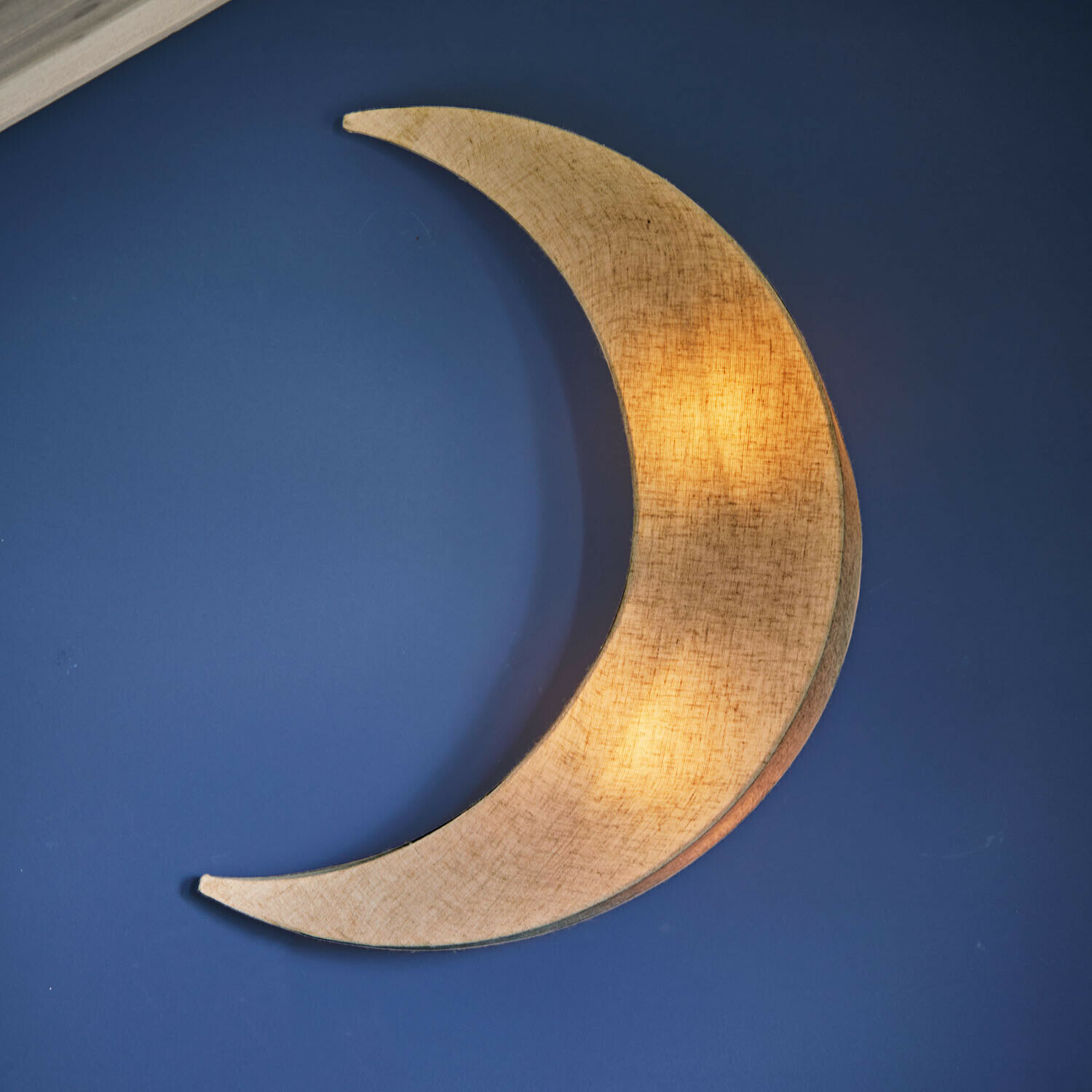 Nástěnné svítidlo Jollymoon Nástěnná lampa ve tvaru měsíce z béžové látky na modré stěně