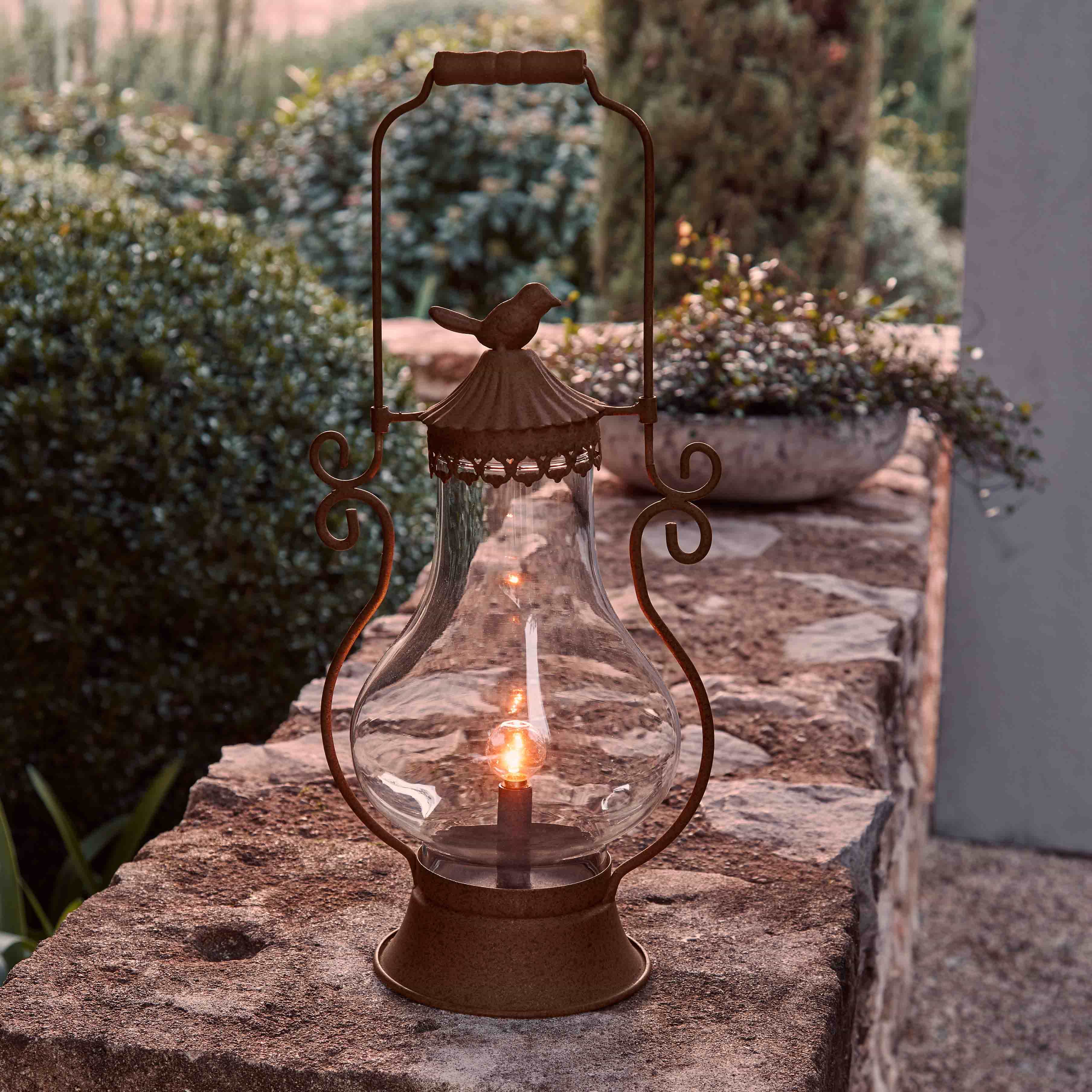 Zahradní lucerna z rezavého kovu s průhledným sklem a dekorací ptáka, venkovní osvětlení