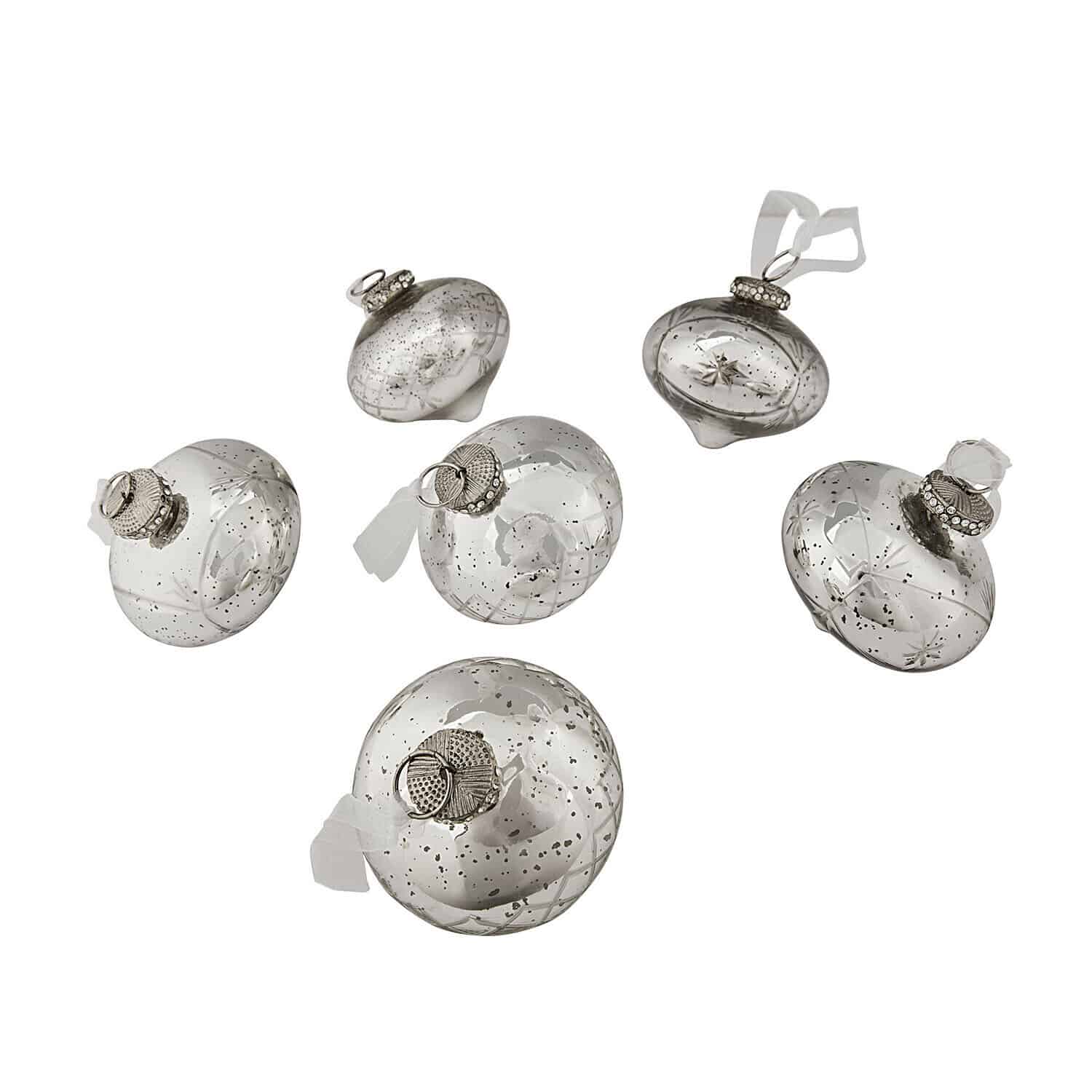 Sada šesti stříbrných skleněných vánočních ozdob s jemným vzorem a kovovými závěsy