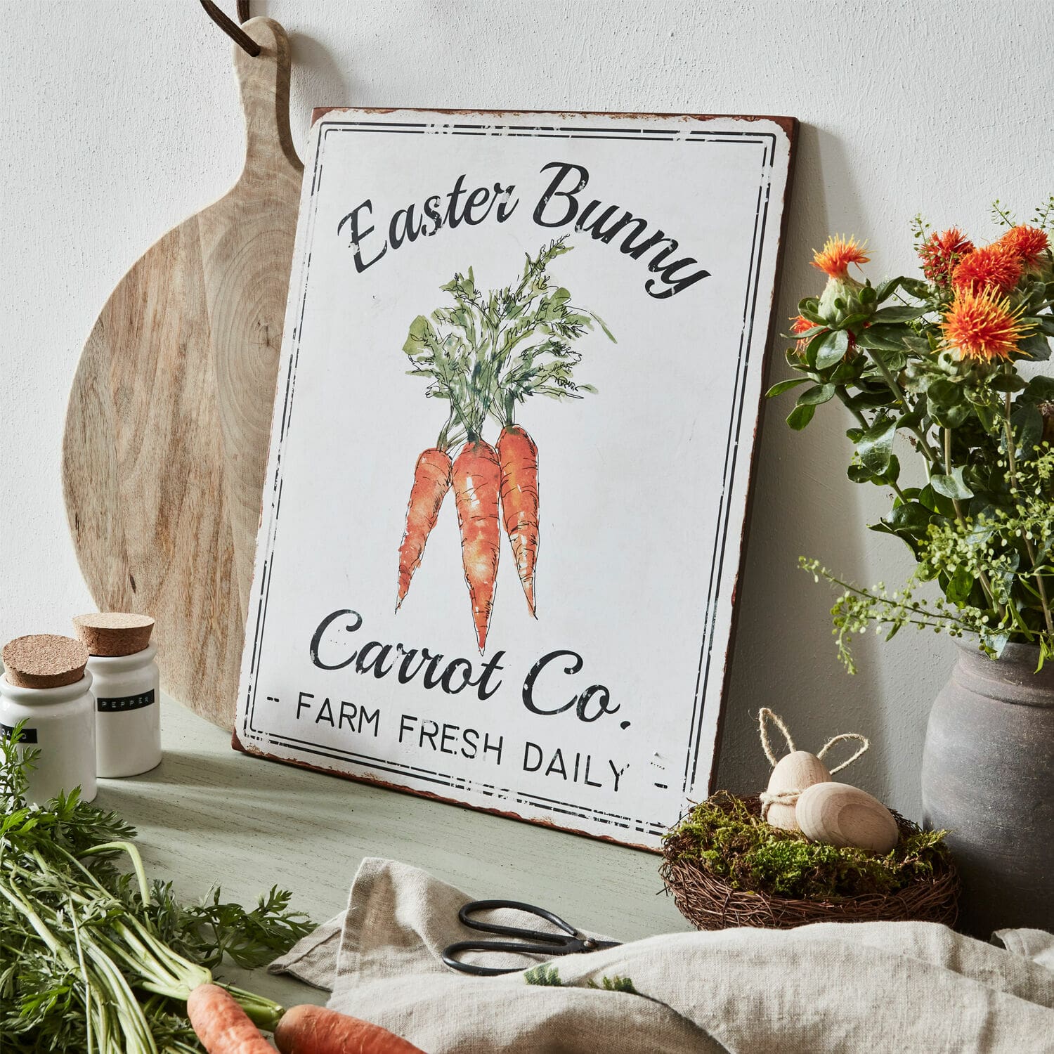 Dekorační cedule Gimont Dekorativní kovová cedule s motivem mrkve a nápisem Easter Bunny Carrot Co. v rustikálním stylu
