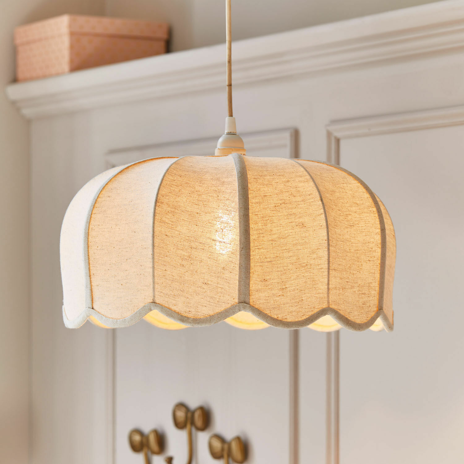 Závěsná lampa Ljosna Závěsná lampa z krémové látky s vlnitým tvarem, dekorativní stropní osvětlení do obývacího pokoje