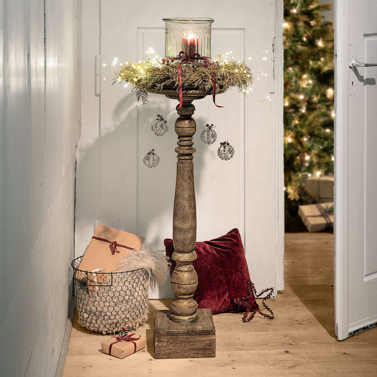 Dřevěný svícen s vánoční dekorací a LED světýlky, sváteční interiérová ozdoba