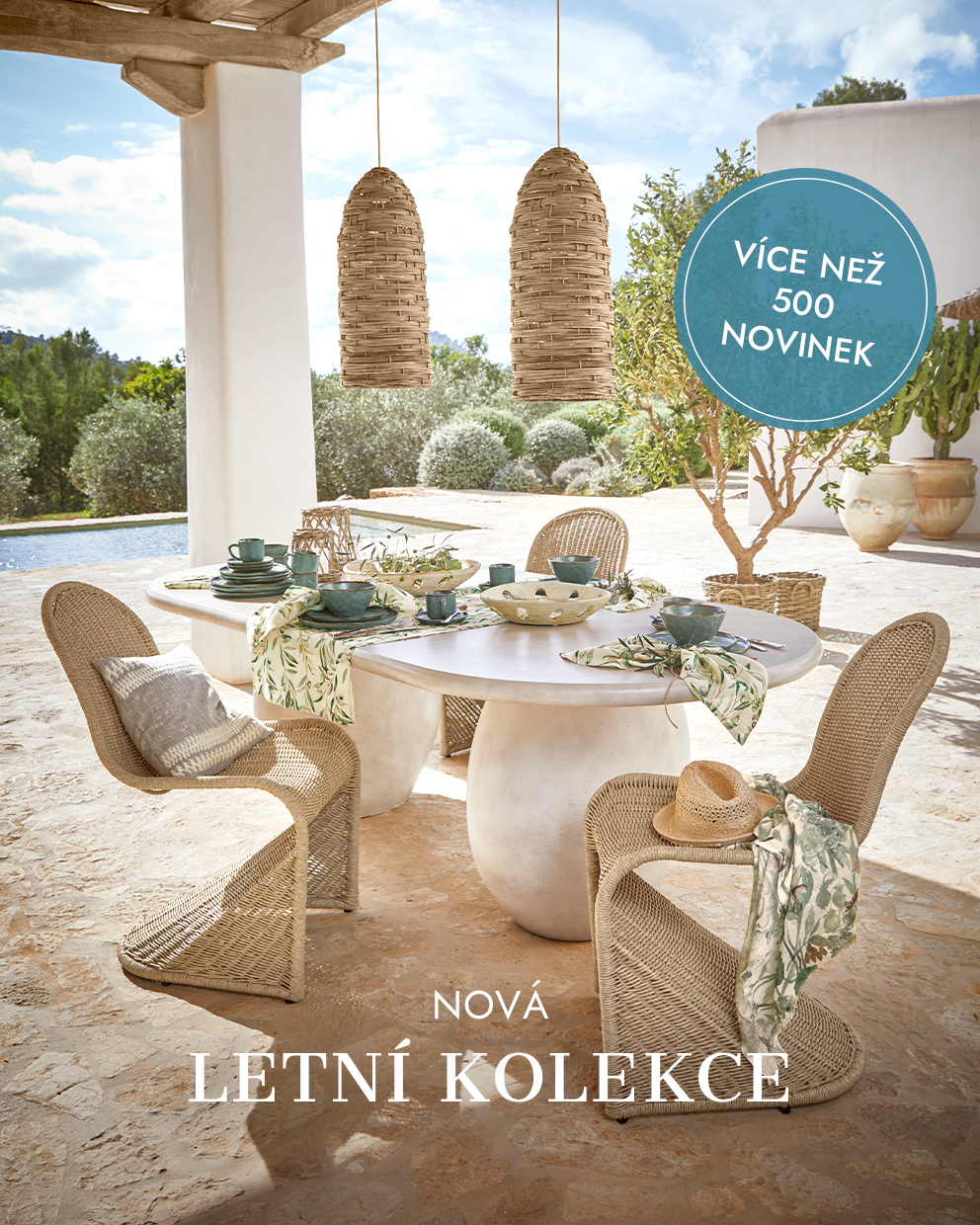 Zahradní nábytek s béžovými polštáři a dřevěným stolkem u bazénu pro letní kolekci