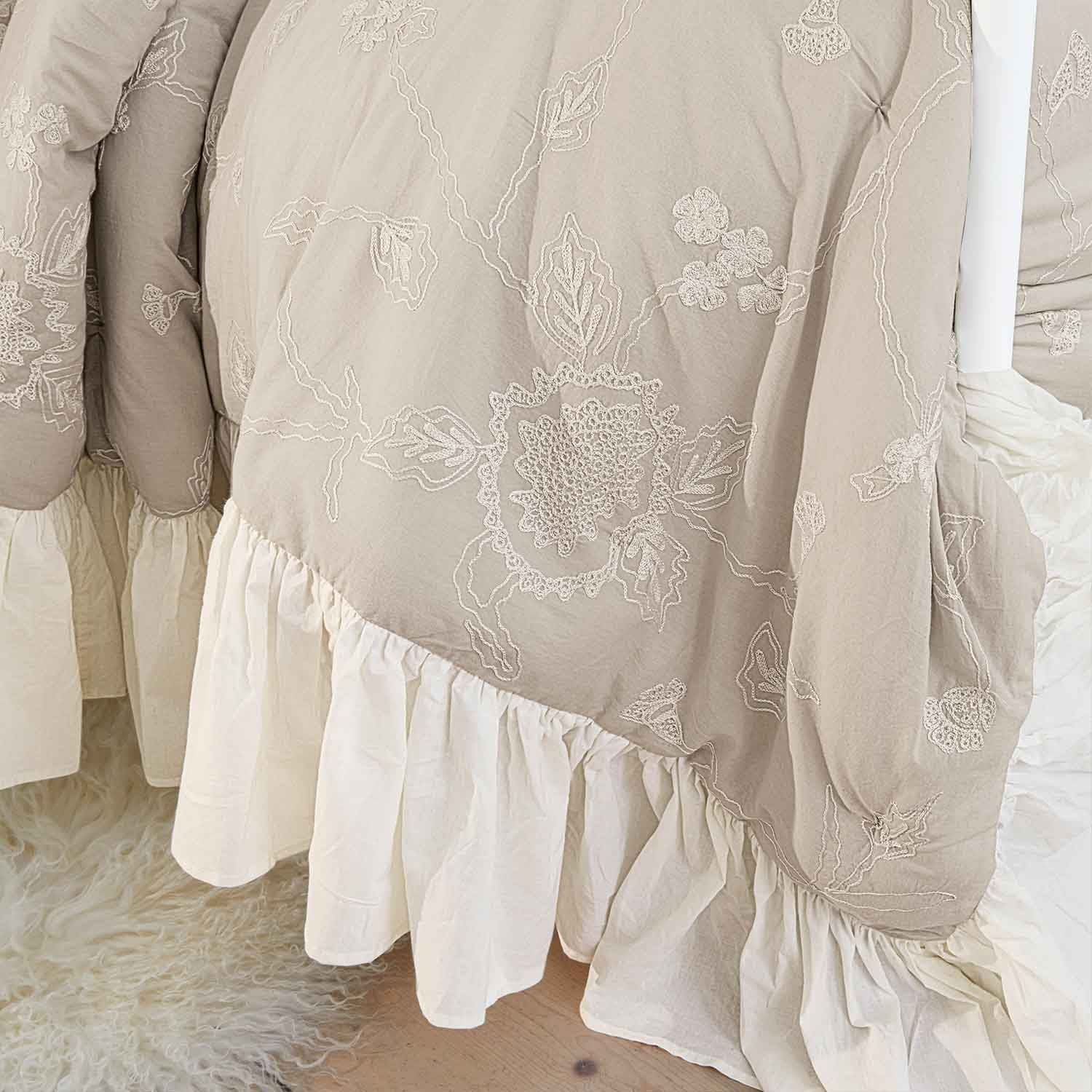 Béžový přehoz s vyšívaným vzorem a krémovým volánem, měkký materiál pro dekoraci ložnice