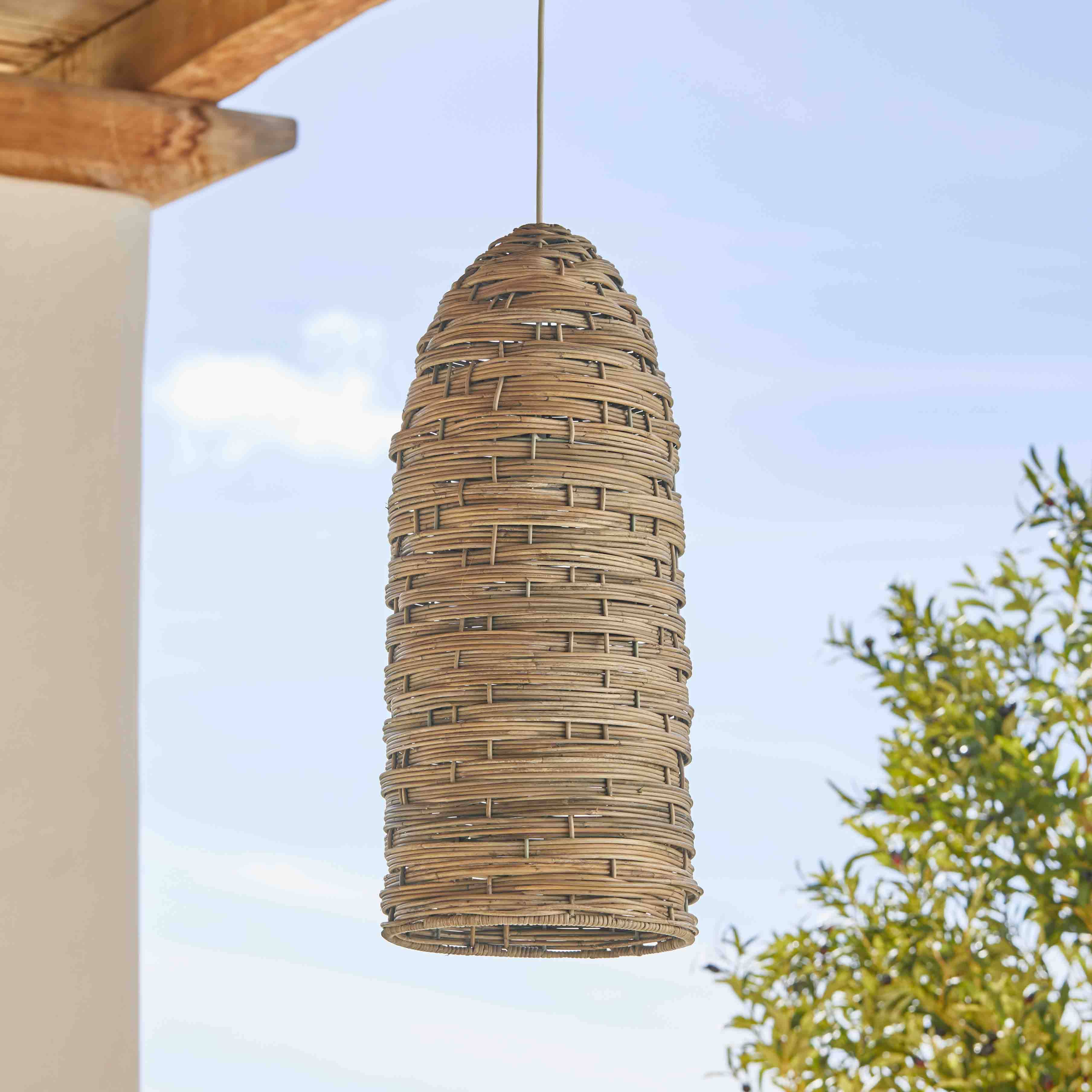 Závěsná lampa z přírodního ratanu, vhodná pro útulné osvětlení a dekoraci interiéru