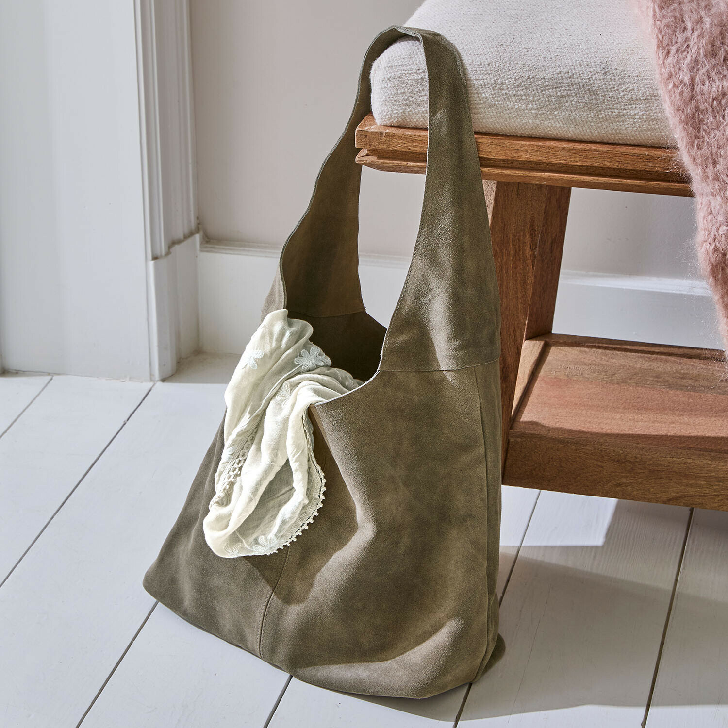 Zelená semišová taška s krémovým šátkem, praktický doplněk pro každodenní použití