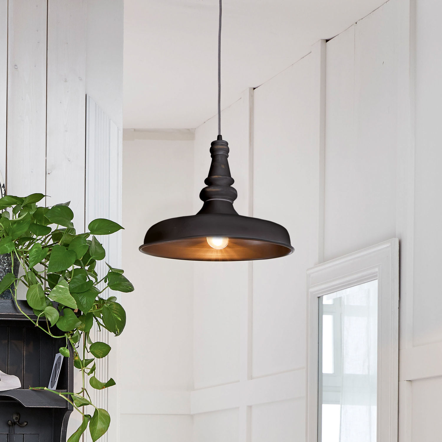 Závěsná lampa Camryn Černé kovové závěsné svítidlo s ozdobným tělem a teplým světlem do interiéru