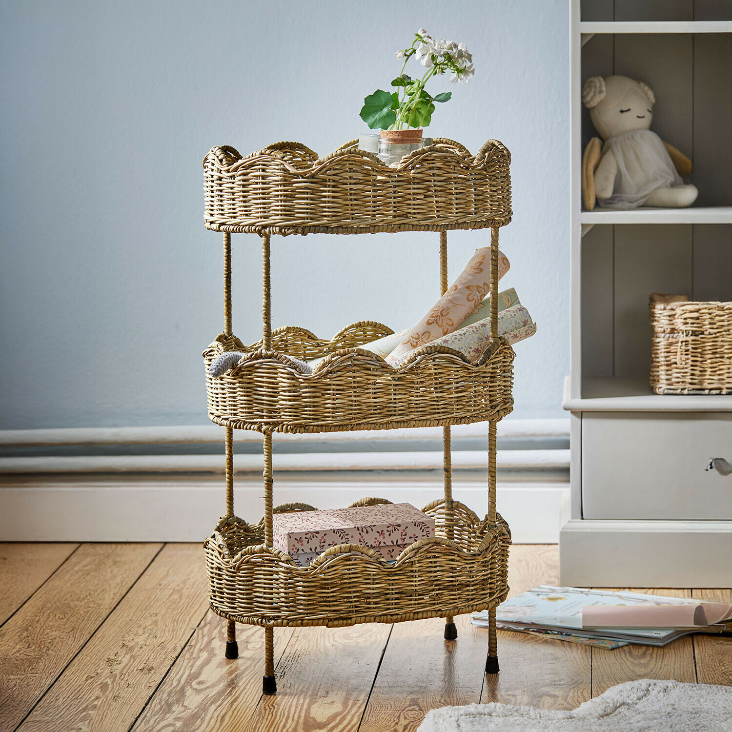 Třípatrový stojan z přírodní proutěné tkaniny pro ukládání dekorací a drobností