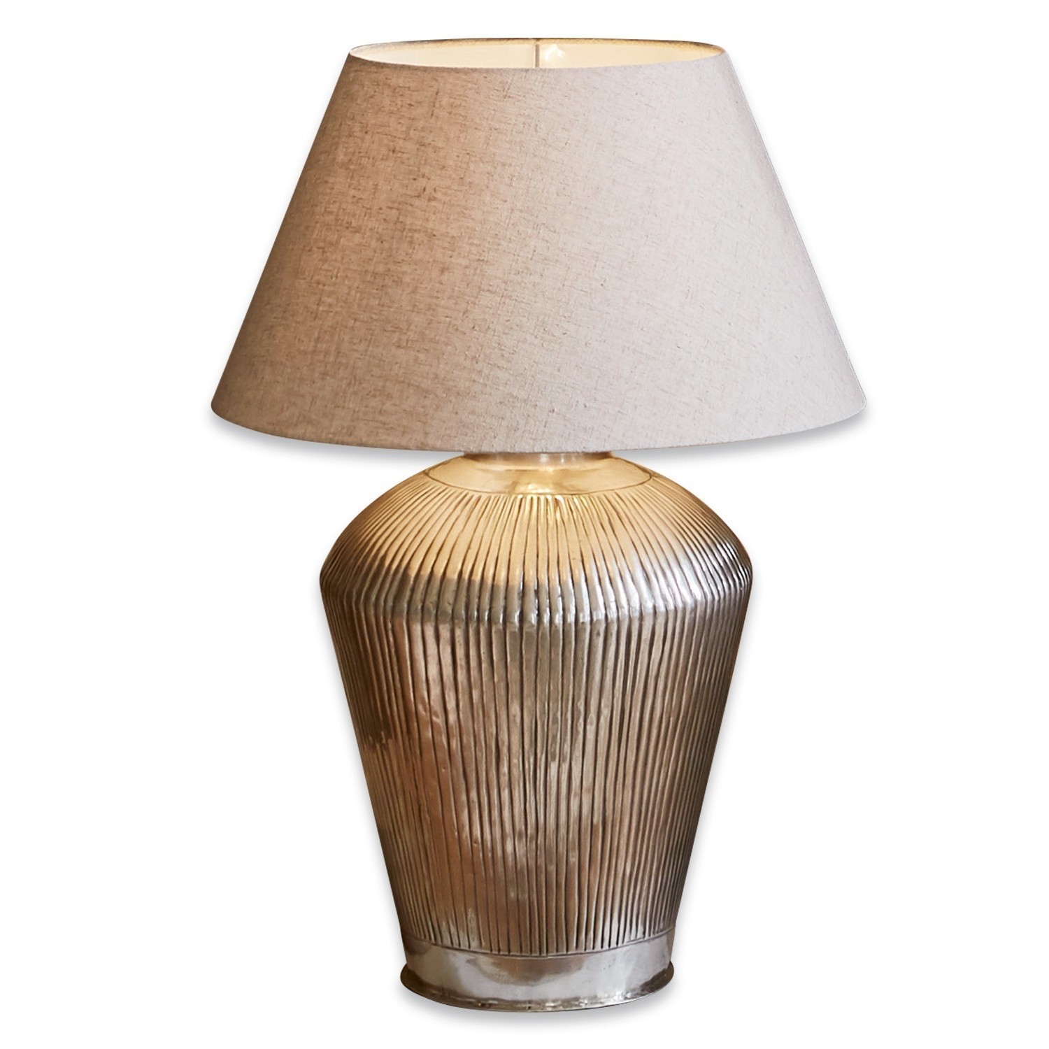 Stolní lampa Caulières Stolní lampa s žebrovanou kovovou stříbrnou základnou a béžovým stínidlem pro interiér