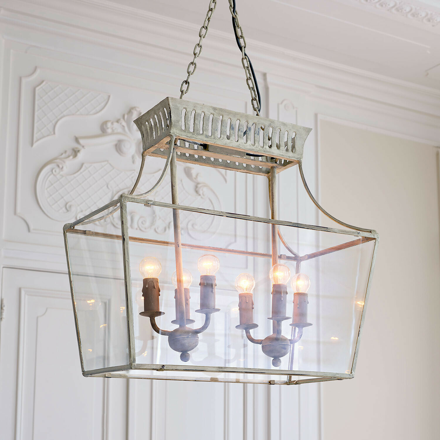 Závěsná lampa Sillas Závěsná lampa z kovu a skla ve vintage stylu se šesti žárovkami, dekorativní stropní svítidlo