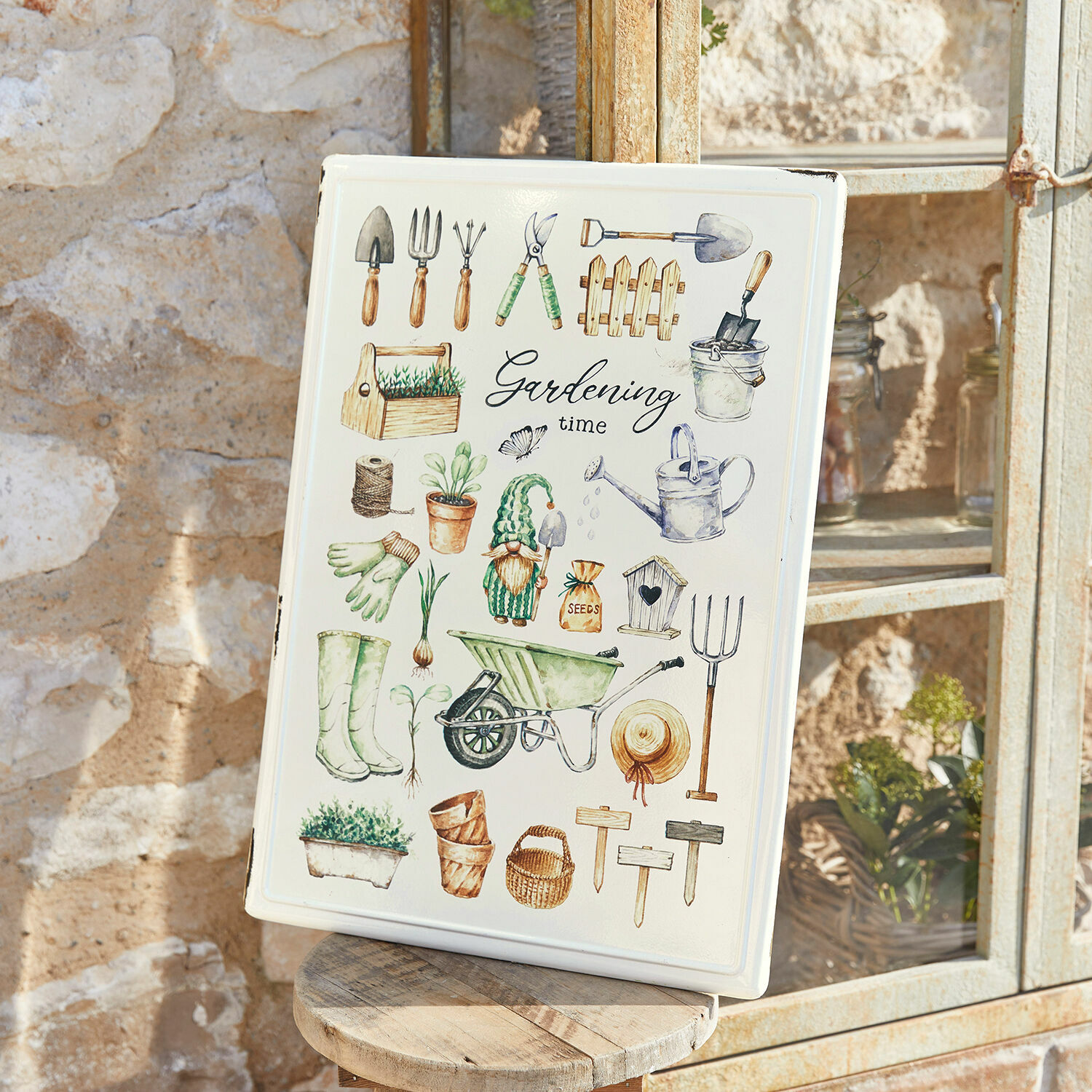 Dekorační cedule Whyalla Dekorativní kovová cedule s motivem zahradnických nástrojů a nápisem Gardening time
