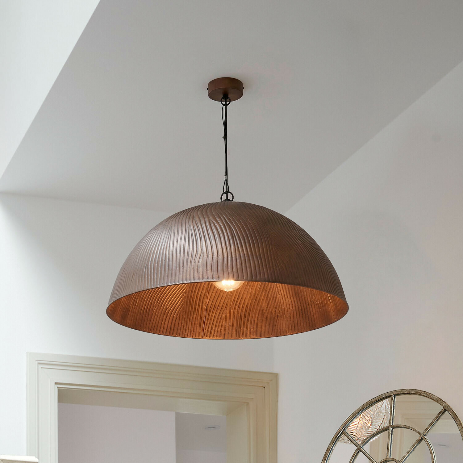 Závěsná lampa Ravelinos Závěsné světlo s měděným stínidlem s dřevěnou texturou, moderní interiérové osvětlení