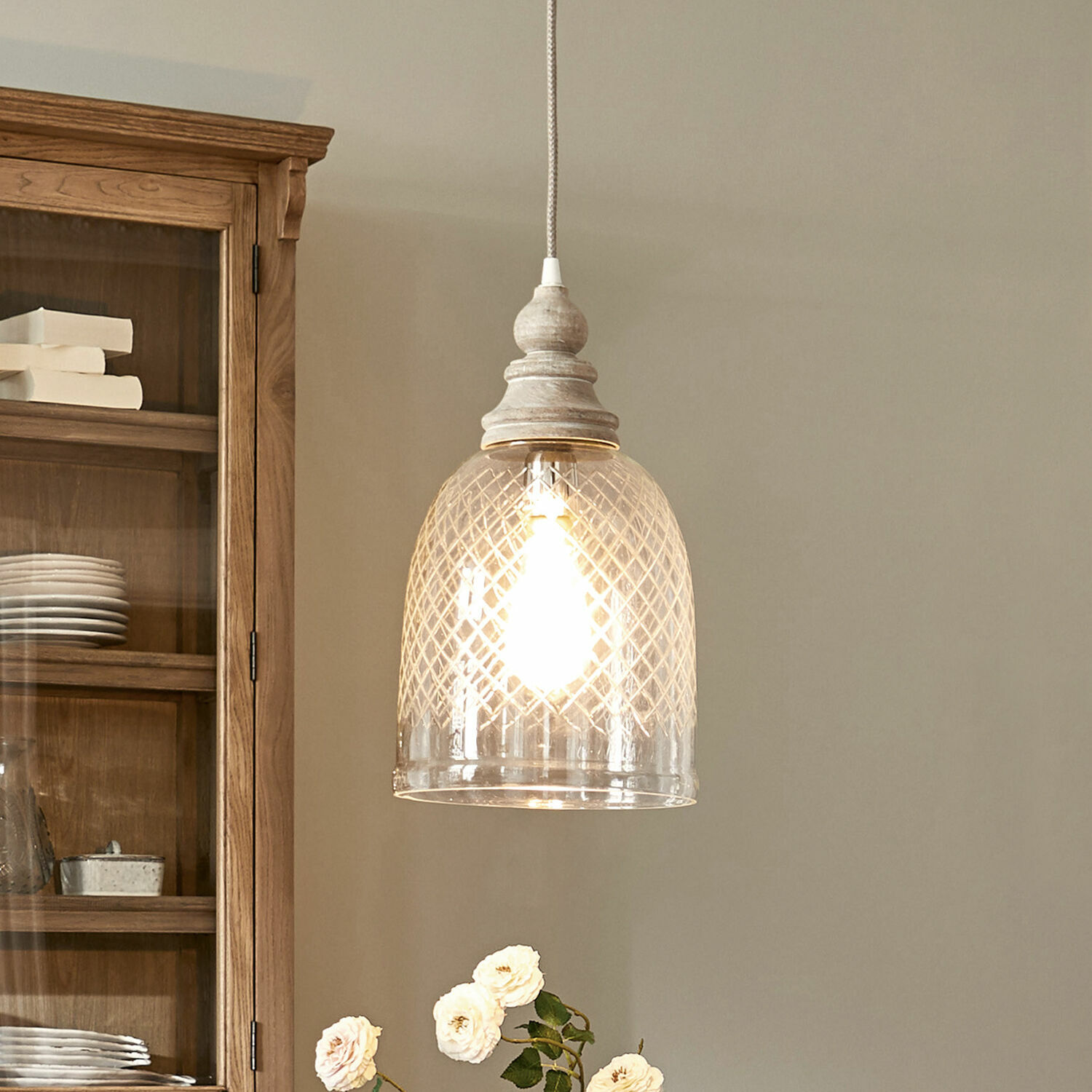Závěsná lampa Junia Závěsná lampa z čirého skla s mřížkovým vzorem a bílým dřevěným držákem do interiéru