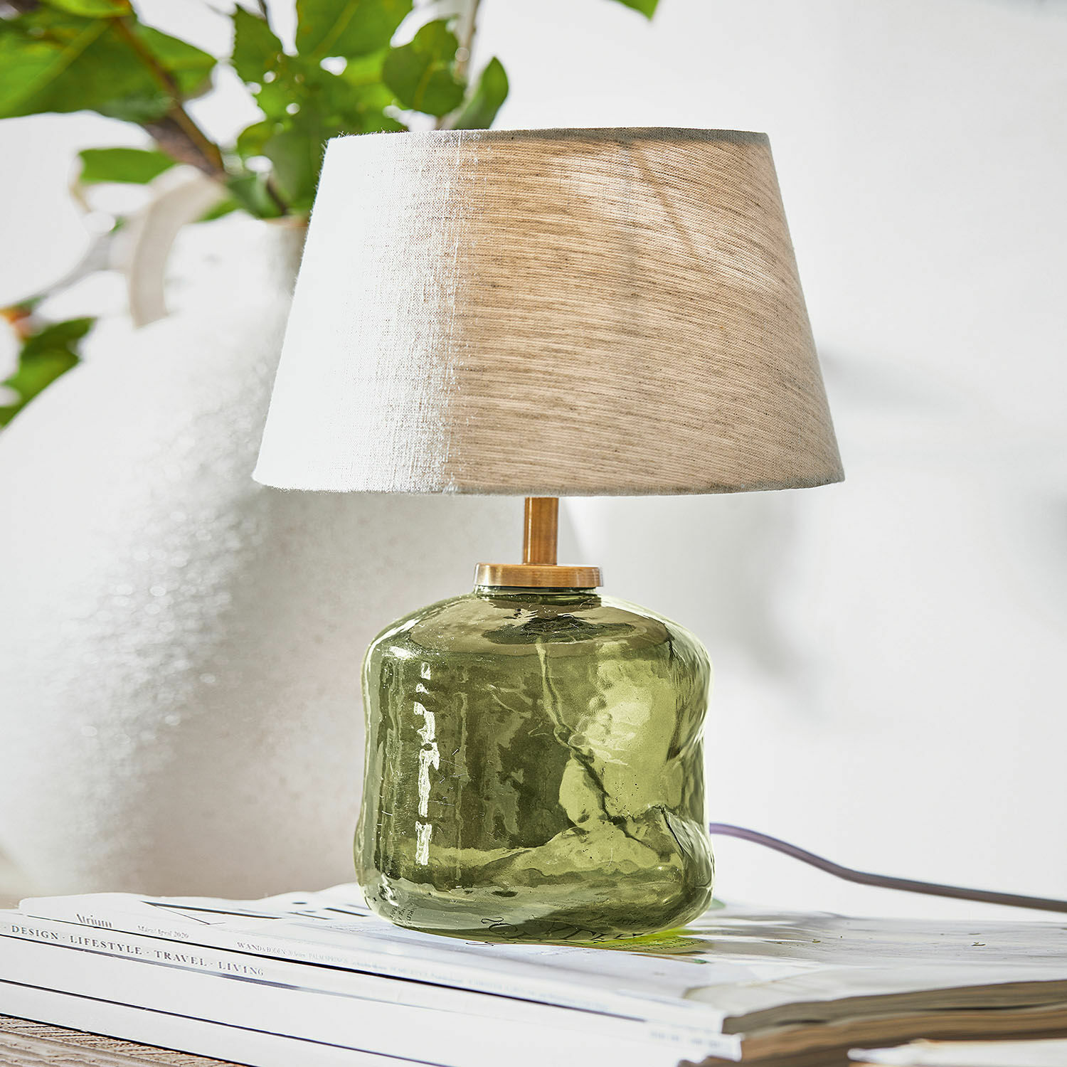 Stolní lampa Rufino Stolní lampa ze zeleného skla s béžovým textilním stínidlem, interiérová dekorace a osvětlení
