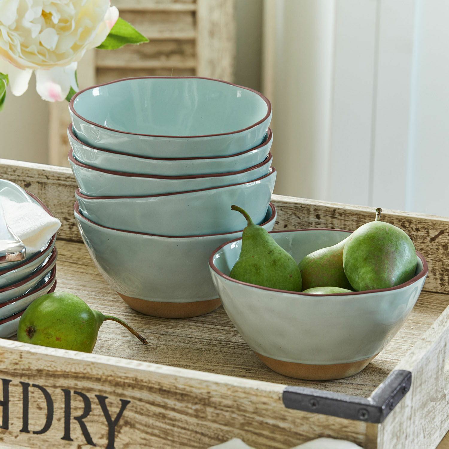 Misky, 6dílná sada Biarré Sada světle modrých keramických misek s hnědým okrajem na dřevěném podnosu s hruškami