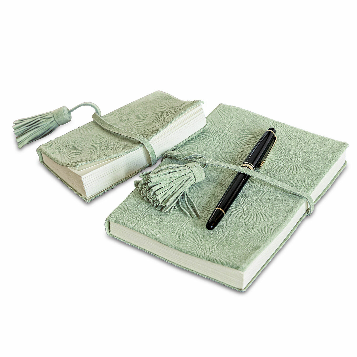 Sada dvou zelených kožených zápisníků s raženým vzorem a černým perem