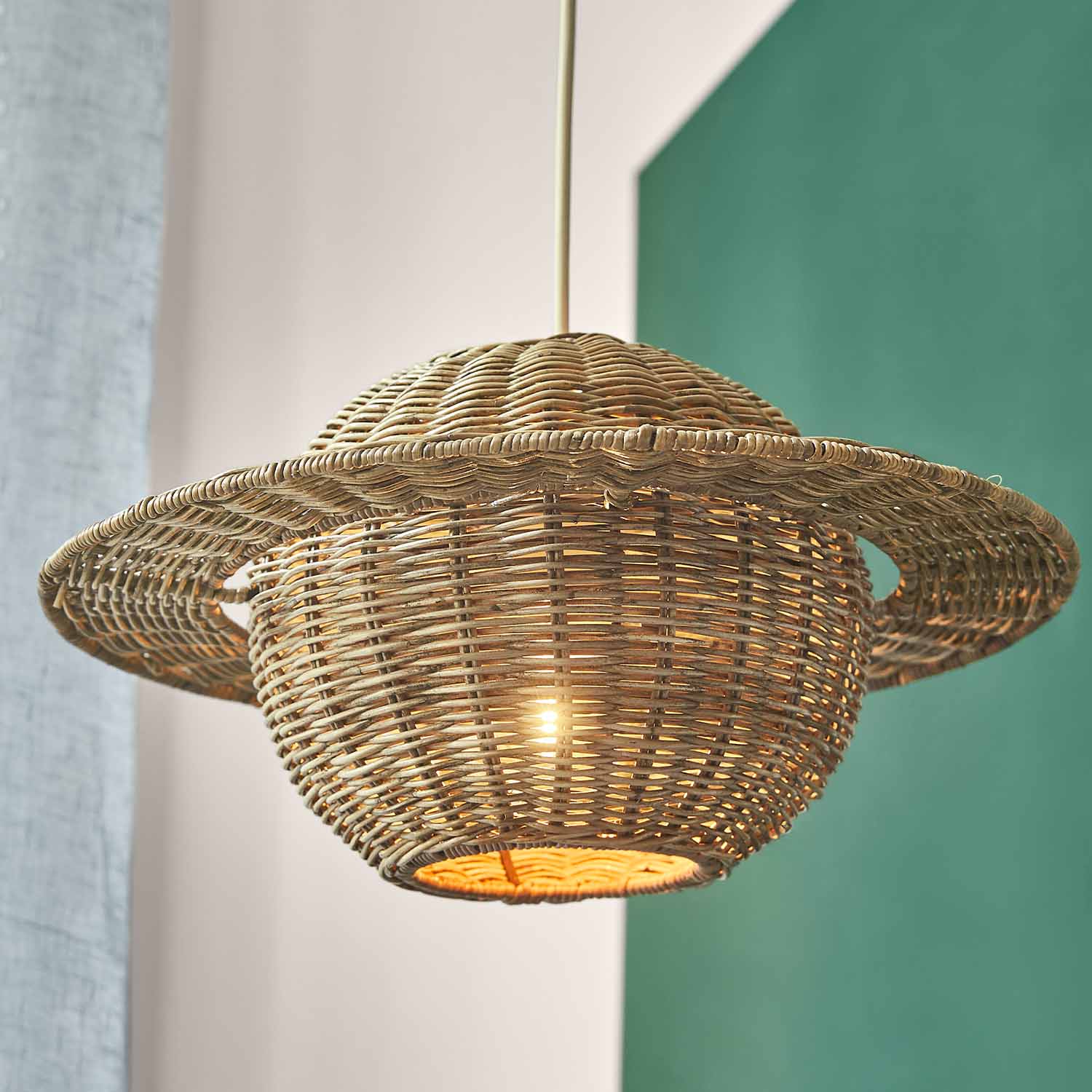 Závěsná lampa z přírodního proutí, dekorativní stropní svítidlo v boho stylu do interiéru
