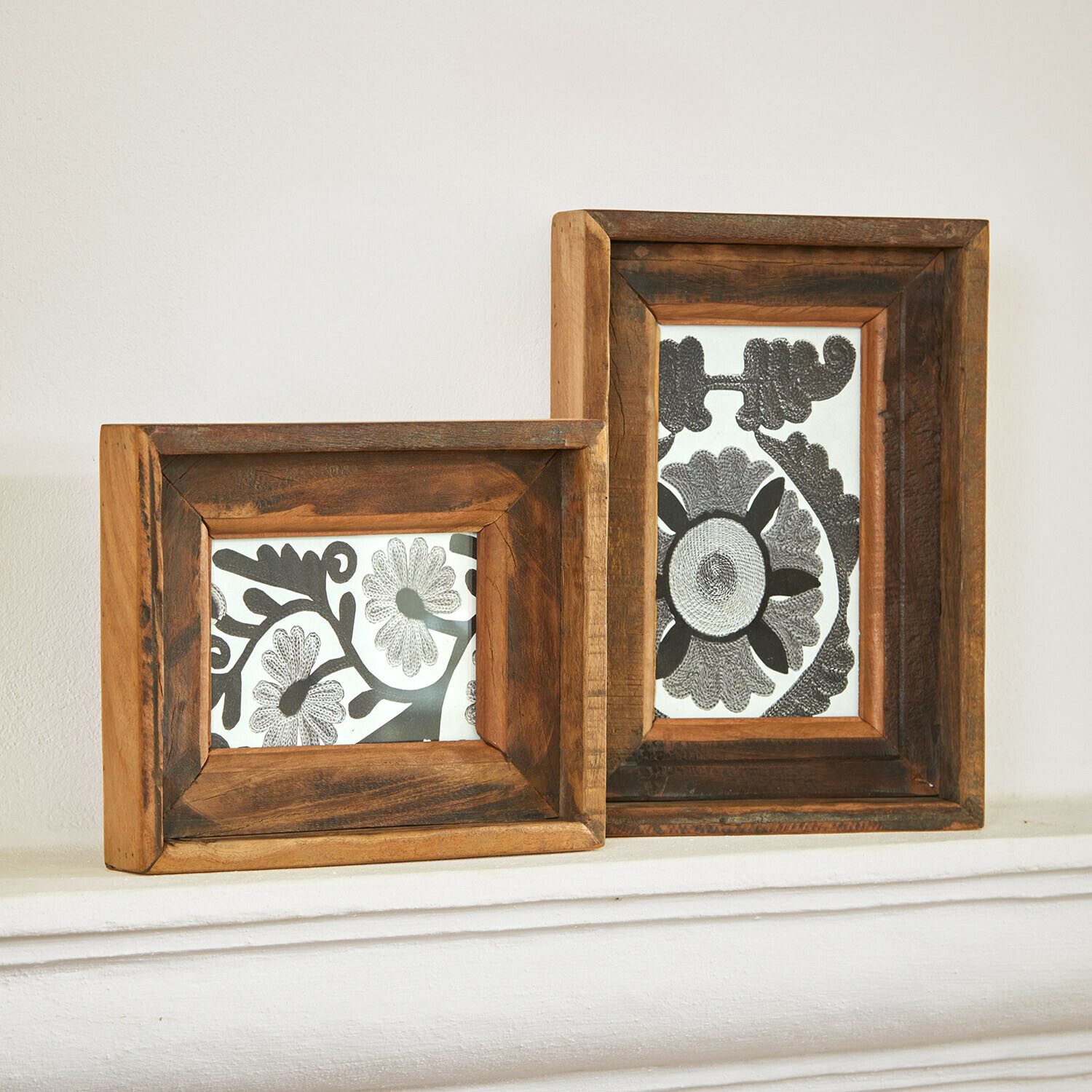 Dva rustikální rámečky na fotografie z přírodního hnědého dřeva s černobílými květinovými vzory