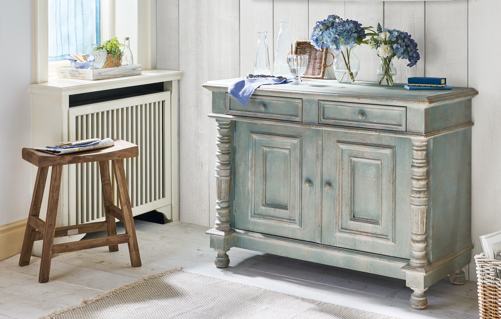 Komoda ve stylu shabby chic ze dřeva v zelenošedé barvě s dekorativními květinami a sklem