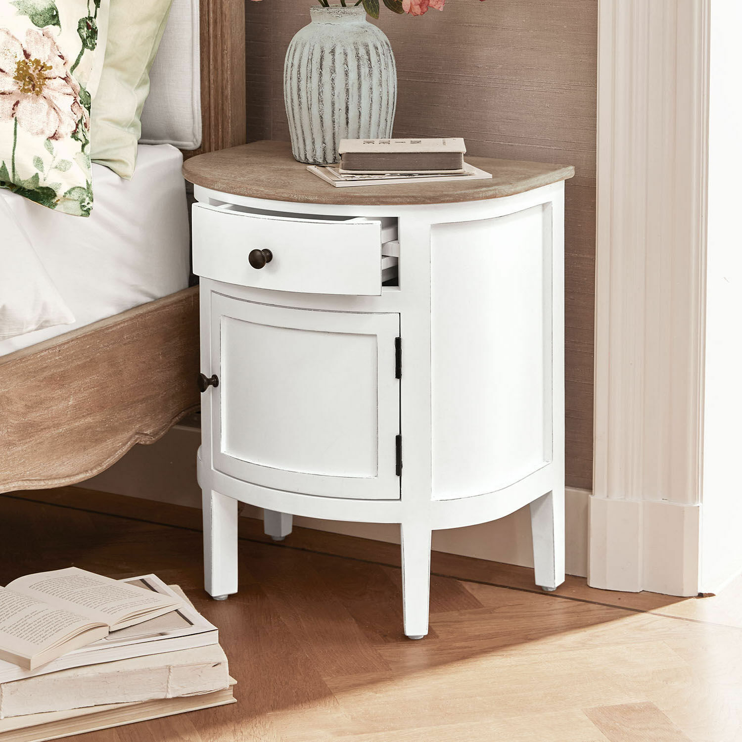 Noční stolek Arvelin