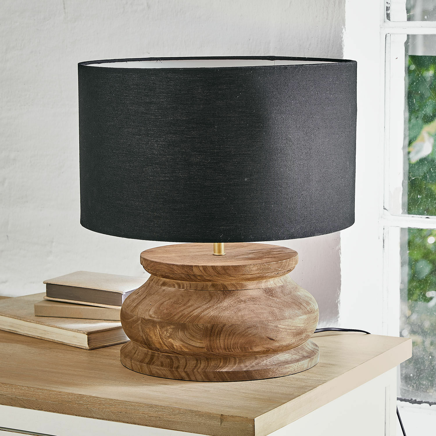 Stolní lampa Thérandon Stolní lampa s dřevěnou základnou a černým stínidlem, moderní design do obýváku