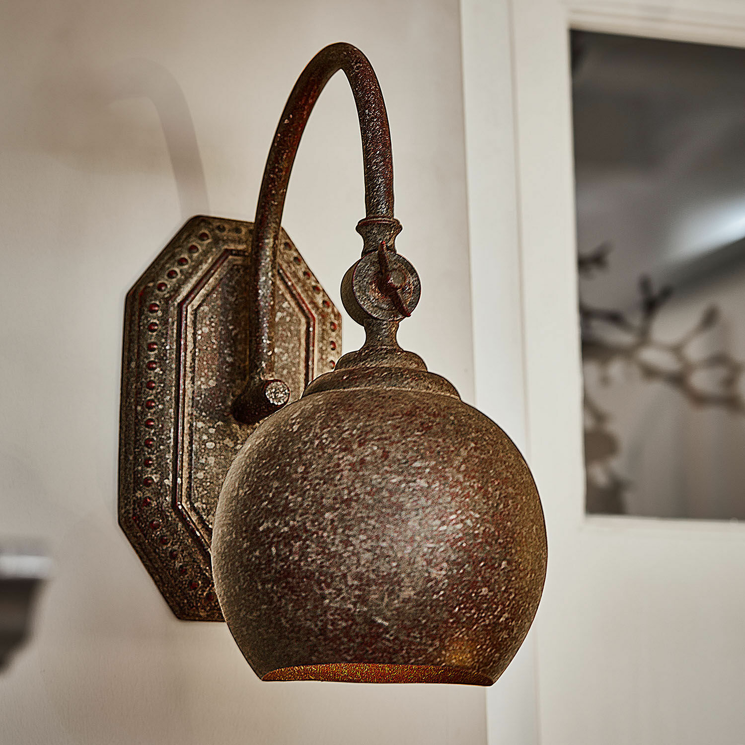 LED – Nástěnná lampa Zefirs Rustikální nástěnné svítidlo z kovu v rezavé barvě, vhodné pro vintage dekorace a osvětlení.