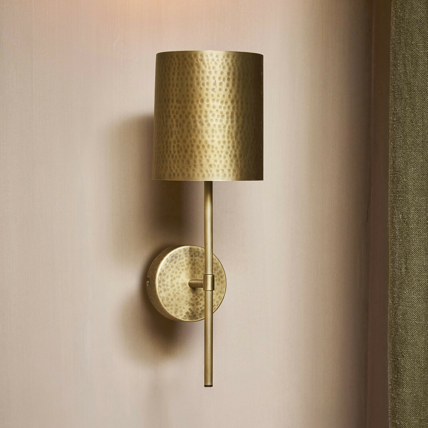 Nástěnná lampa Goldmere Mosazné nástěnné svítidlo s kladívkovanou texturou a válcovým stínidlem, dekorativní lampa